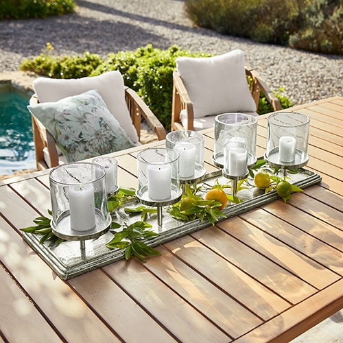 Portacandele decorativo in legno e vetro per 6 candele su tavolo da giardino, stile naturale con foglie verdi