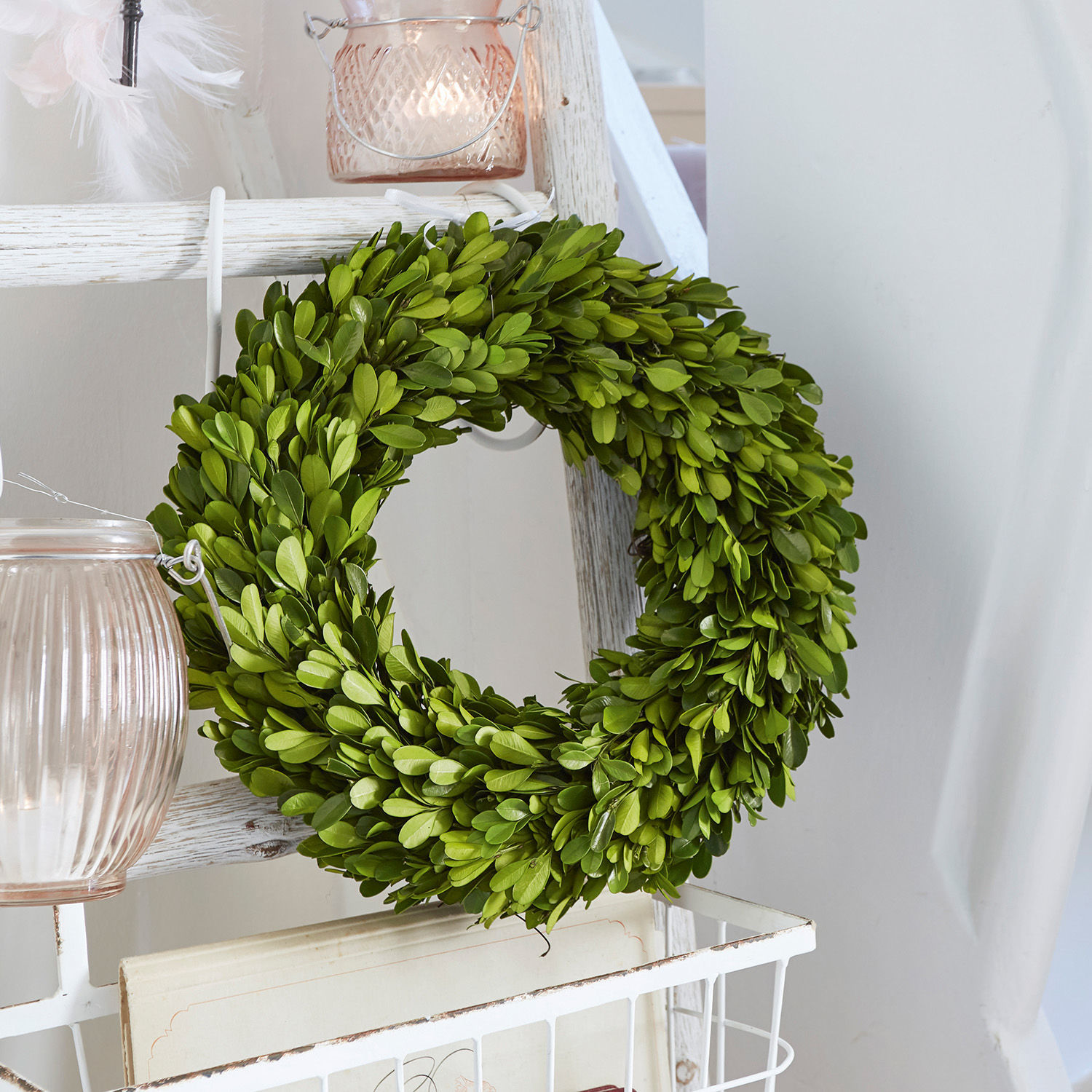 Ghirlanda Auray Corona decorativa verde di foglie appesa a scala in legno bianco per decorazione d'interni