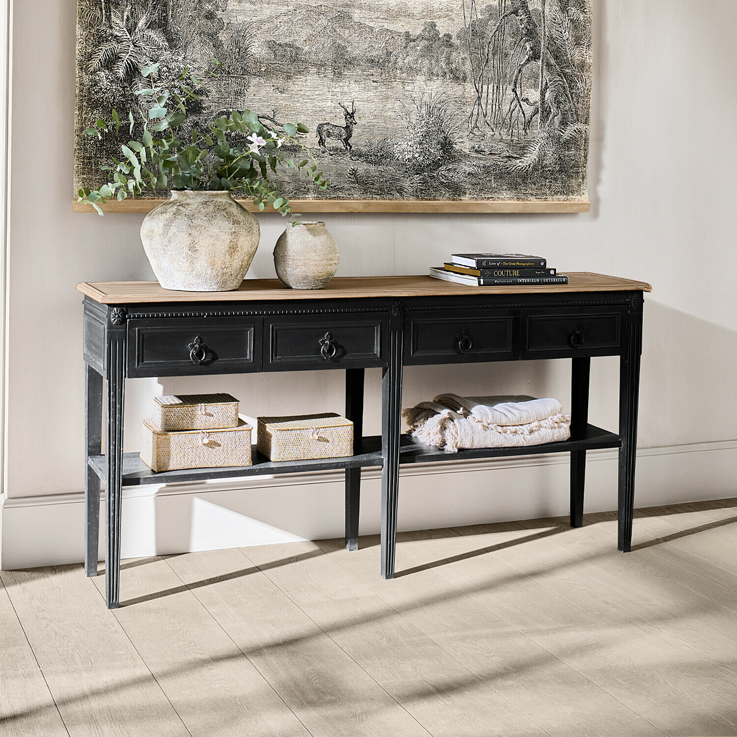 Consolle nera con piano in legno, decorata con vasi e libri, stile vintage per soggiorno