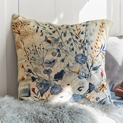 Cuscino decorativo in cotone crema con motivo floreale blu e marrone per soggiorno accogliente