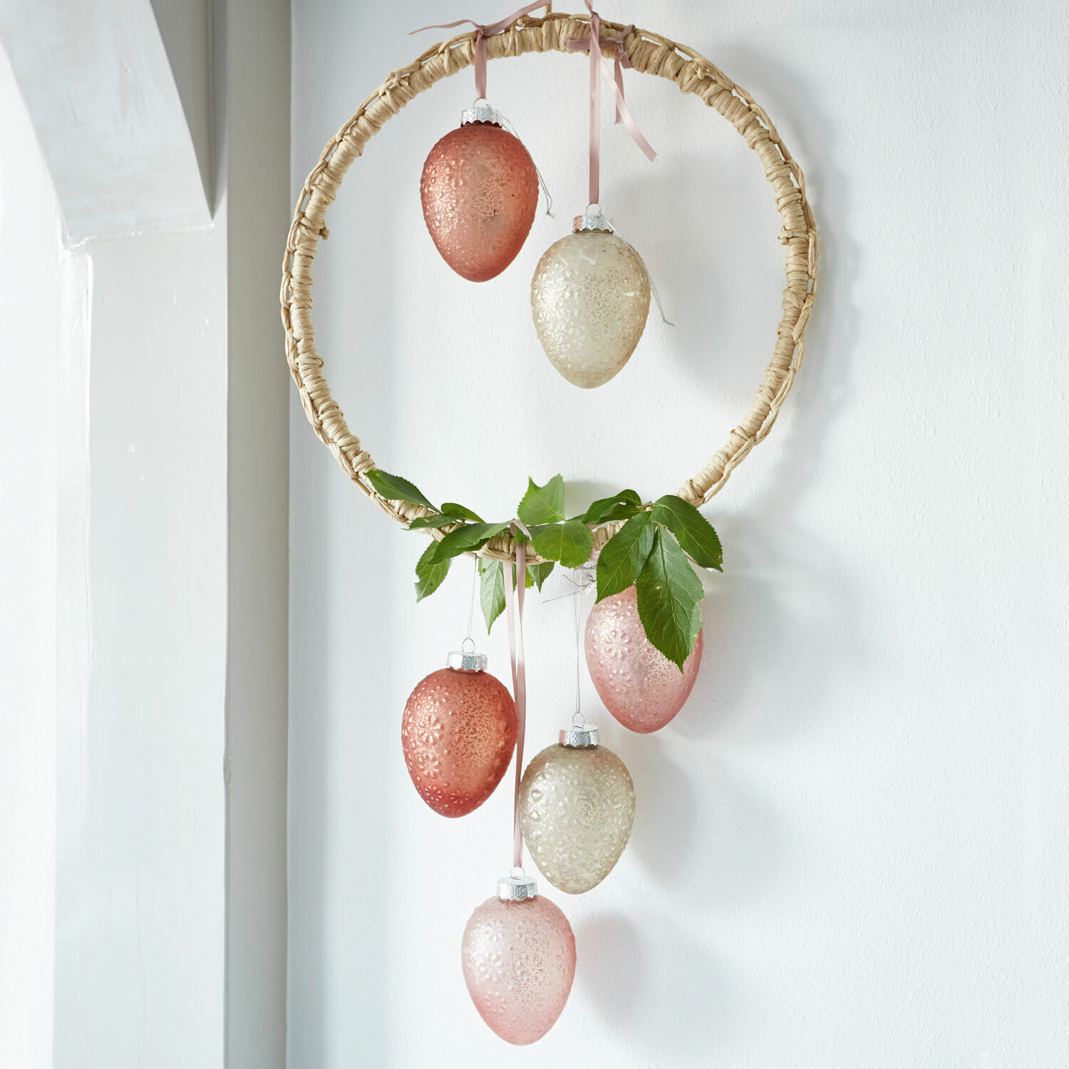 Set di 6 uova di Pasqua Sparkly Corona decorativa in materiale naturale con uova pendenti color pastello e foglie verdi