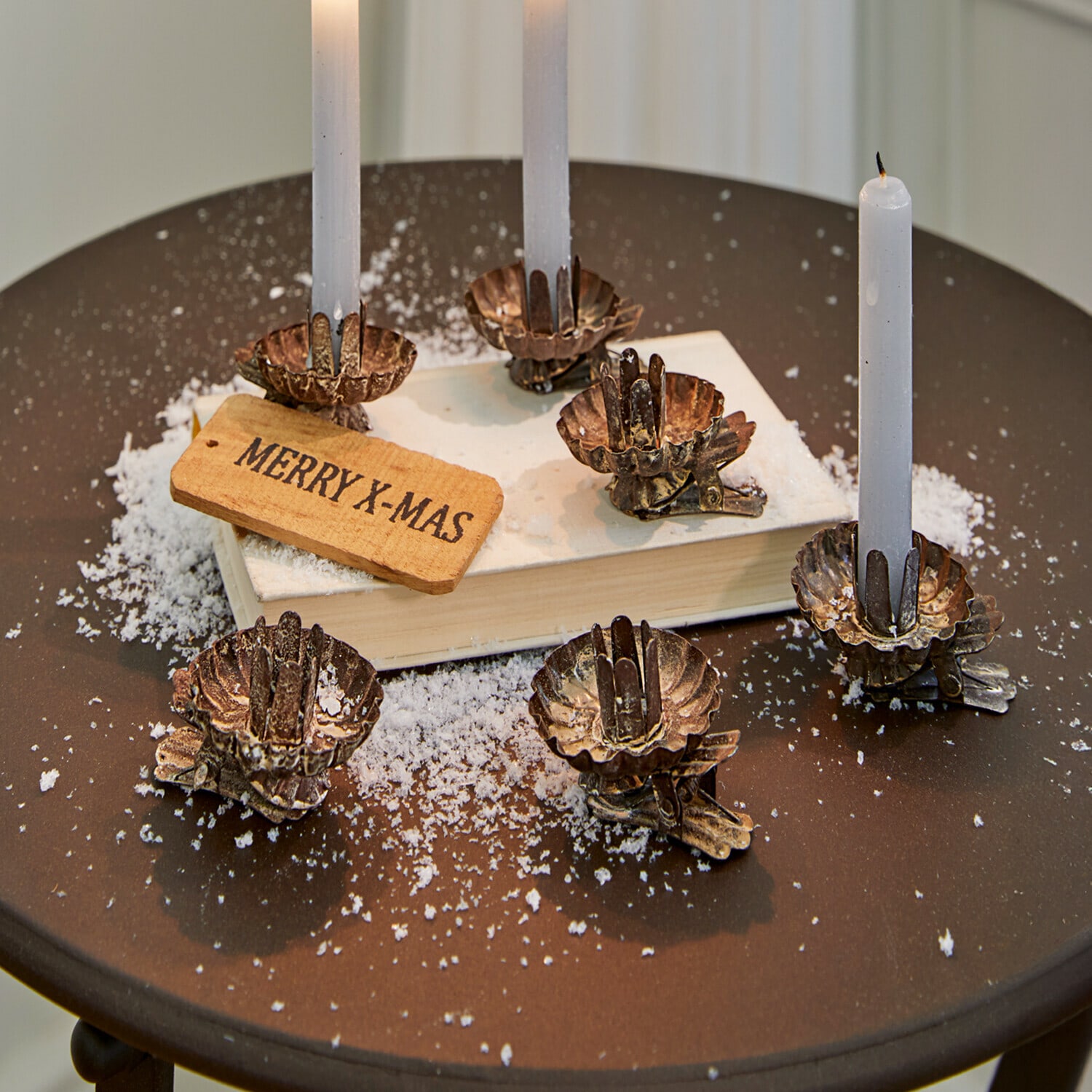 Set di 6 portacandele Hermel Clip portacandele in metallo color ottone con candele bianche e decorazione Merry X-Mas