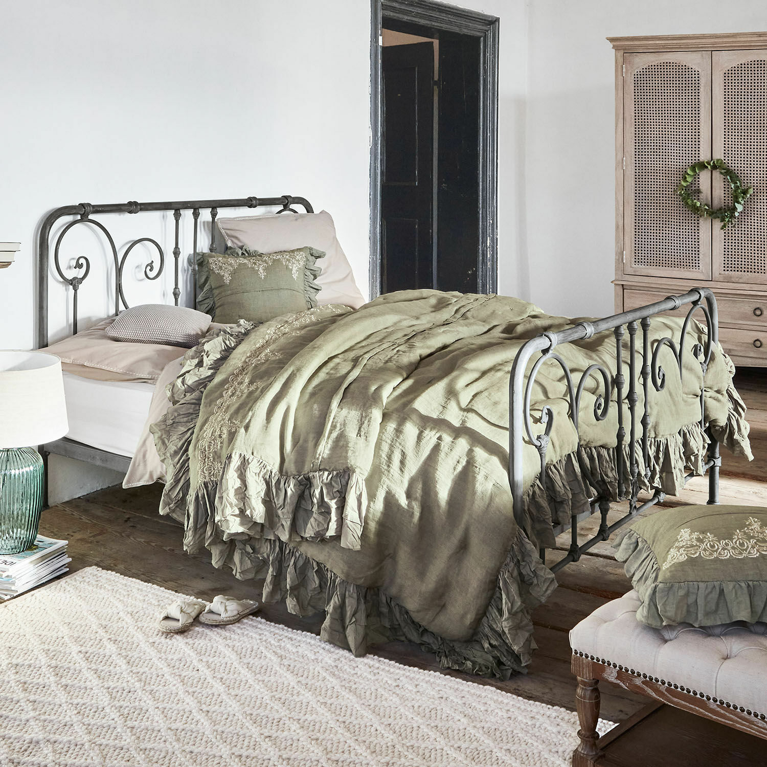 Letto Genouillé Letto in metallo con biancheria da letto verde in lino con volant in stile rustico