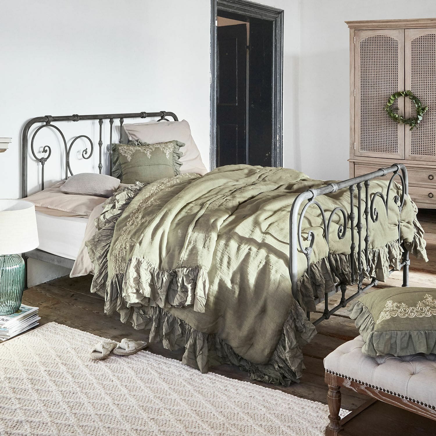 Letto Genouillé Letto in metallo con biancheria da letto verde in lino con volant in stile rustico