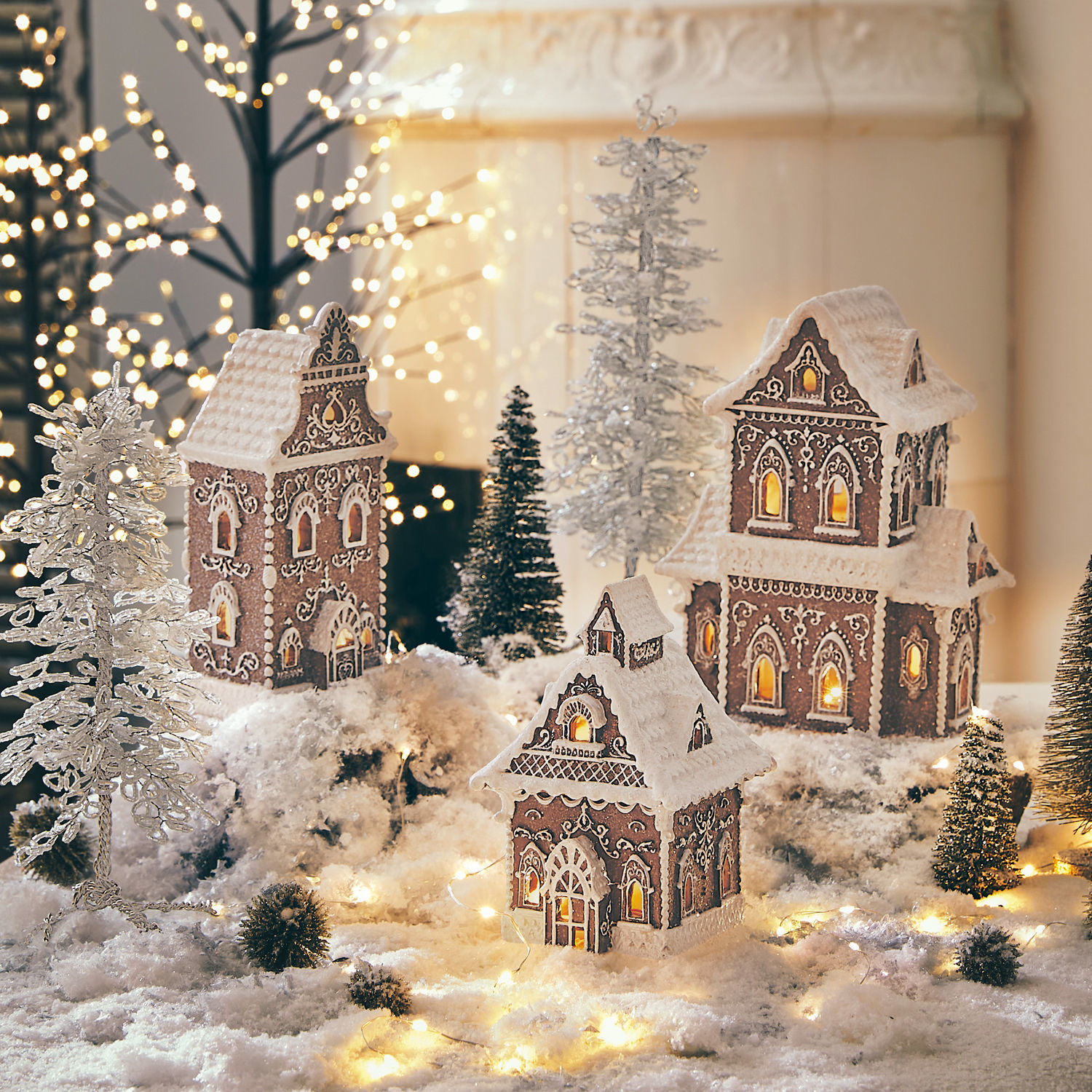 Set di 3 casette decorative Anyama Case di pan di zenzero decorative con glassa bianca e luci su sfondo innevato con pini