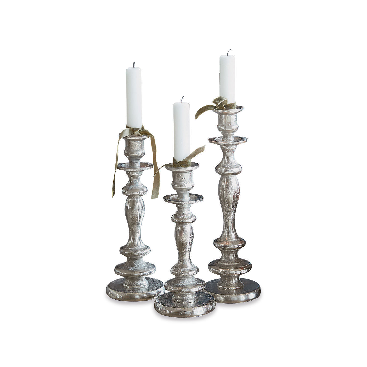 Set di 3 candelieri Borga Set di tre candelabri in metallo argentato con candele bianche e nastri decorativi