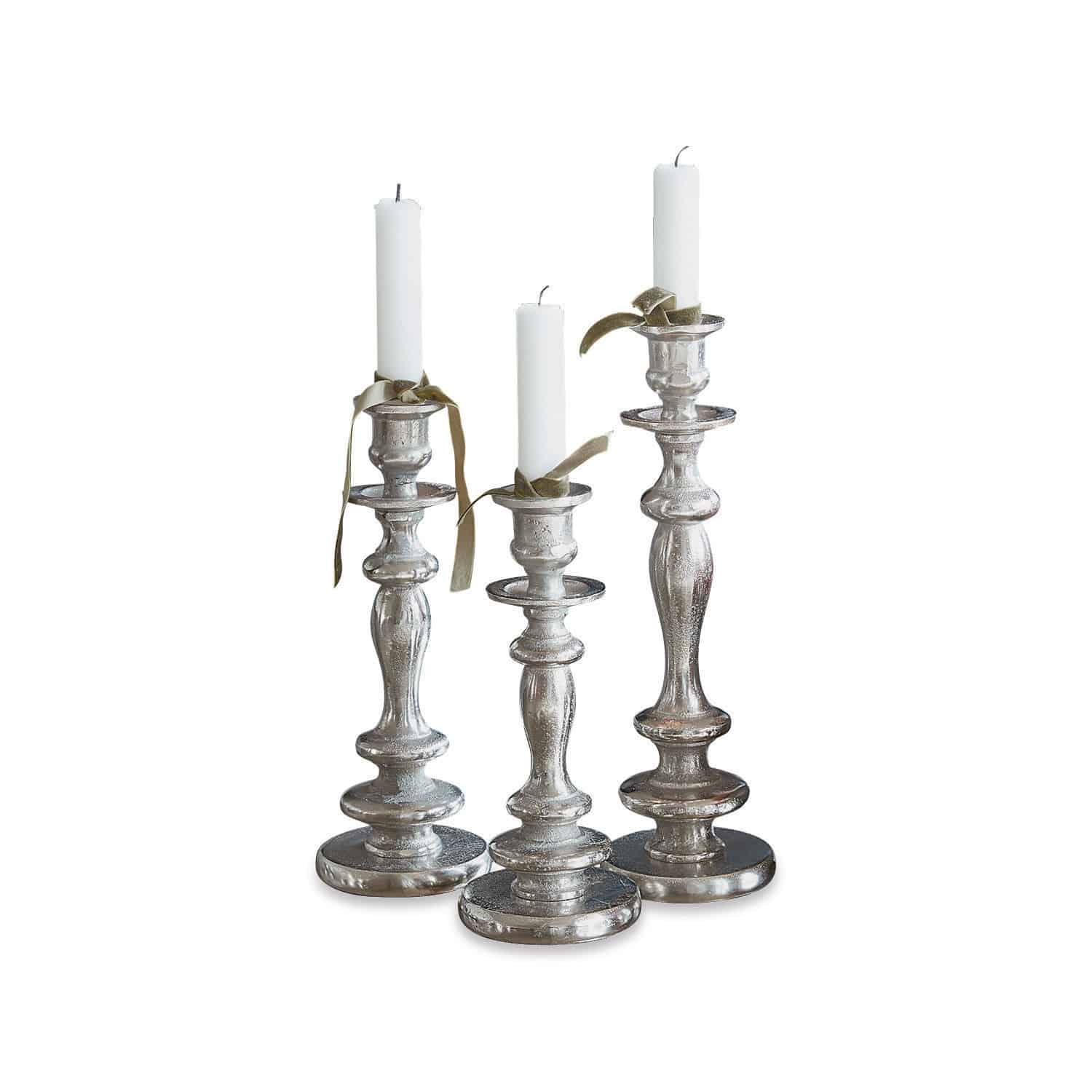 Set di 3 candelieri Borga Set di tre candelabri in metallo argentato con candele bianche e nastri decorativi