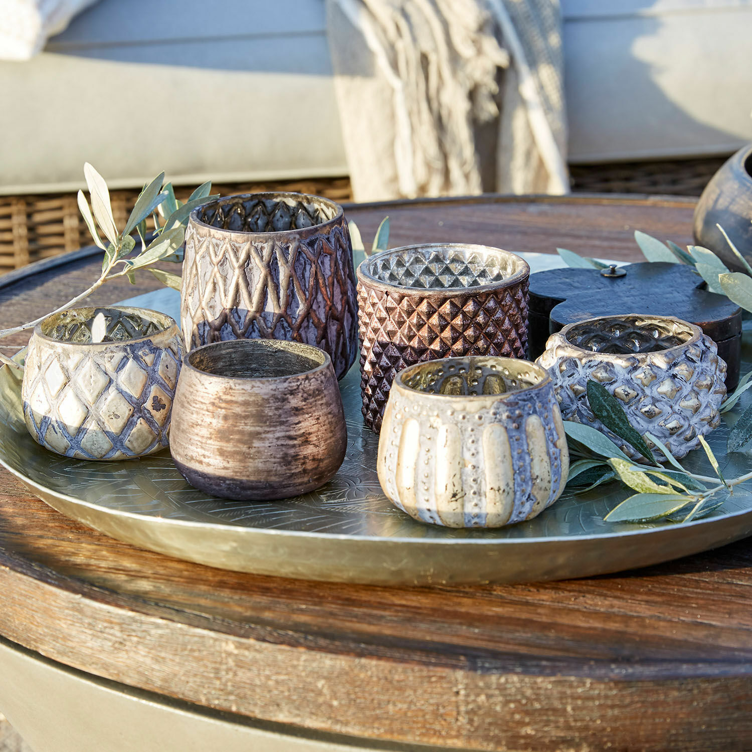 Set di 6 portalumini Fajolle Set di sei portacandele in ceramica marrone e beige su vassoio decorativo in metallo