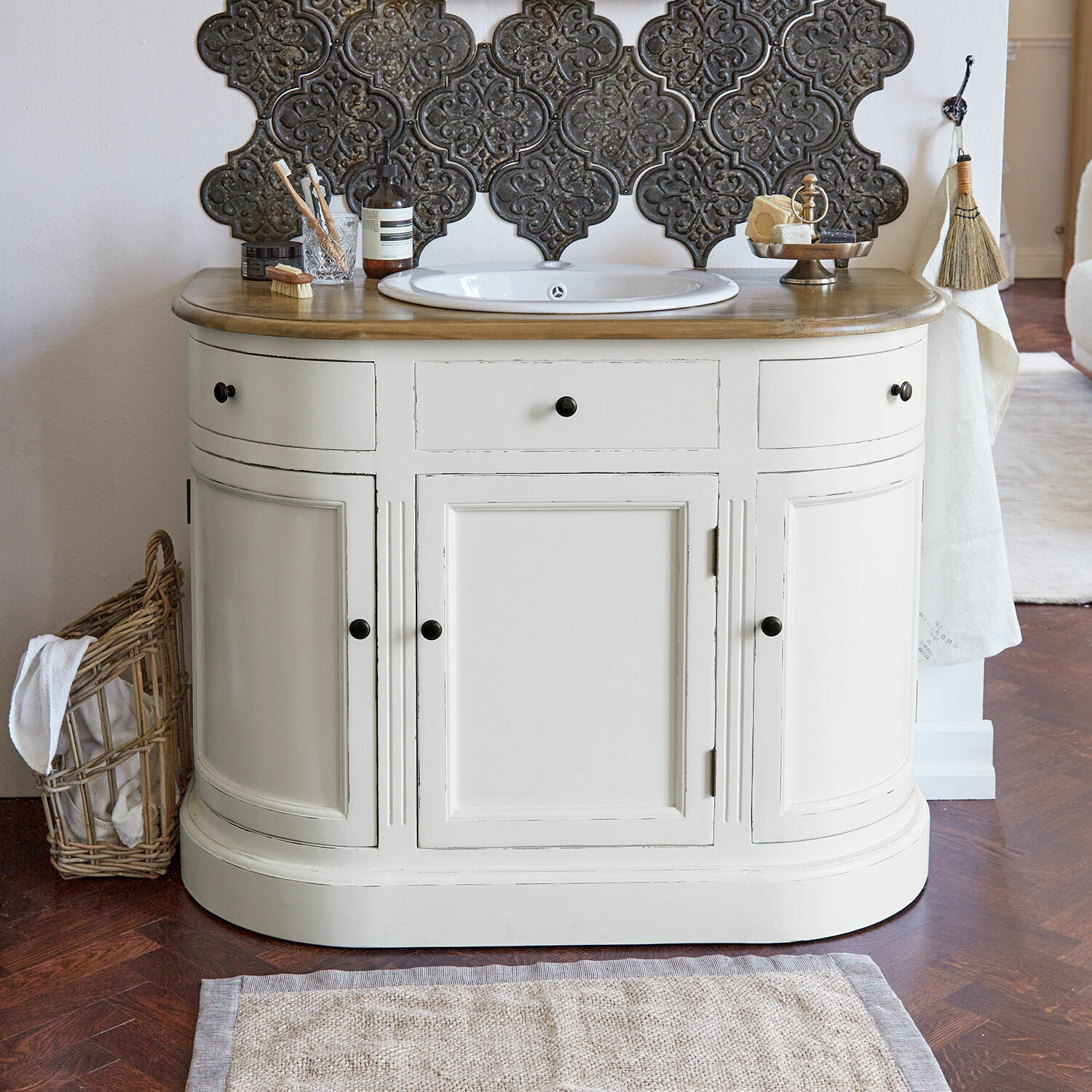 Mobile con lavabo Louisiana Mobile bagno bianco in legno con lavabo e piano in legno, stile vintage, piastrelle decorative a parete