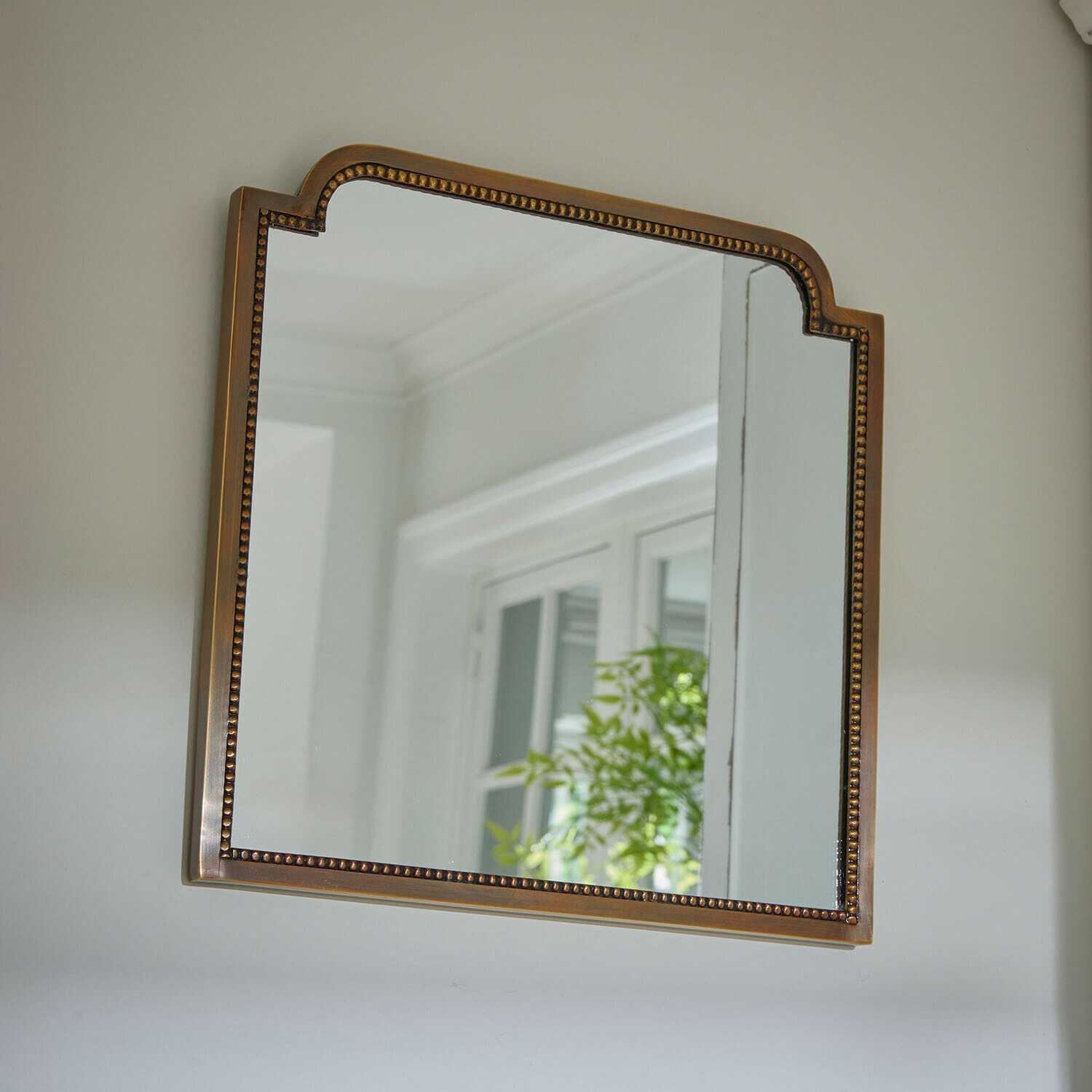 Specchio Bellethorpe Specchio rettangolare con cornice in ottone decorata, decorazione da parete elegante per soggiorno