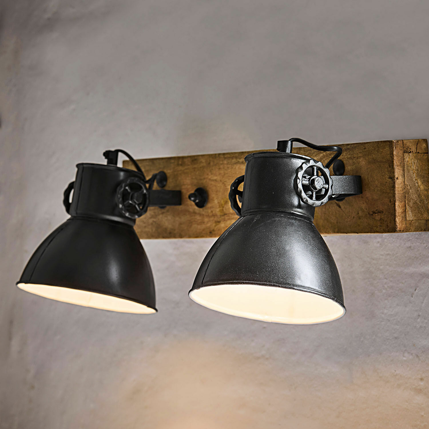 Lampada da parete Périgné Lampada da parete nera in metallo con due paralumi su base in legno, stile industriale