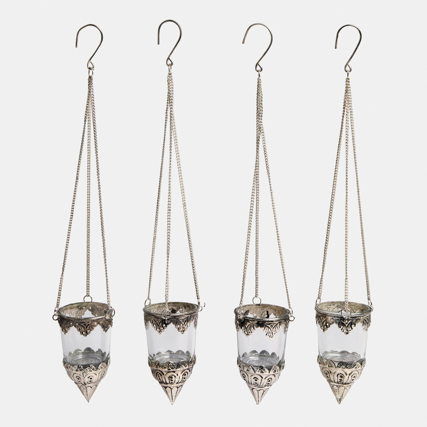 Set di 4 lanterne orientali Céleste Set di quattro portacandele sospesi in vetro con finiture metalliche decorative color argento