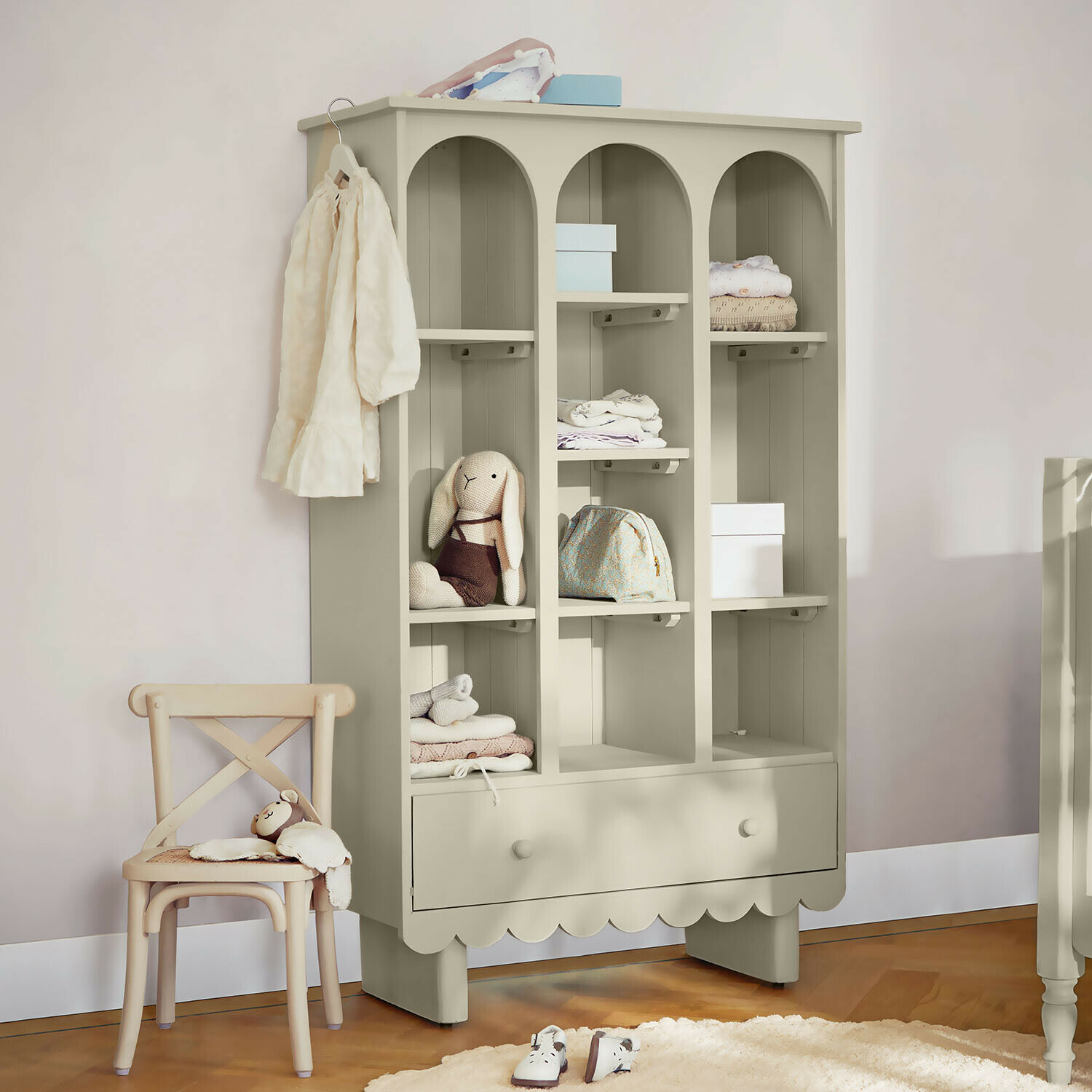 Armadio Agliana Armadio beige in legno con ripiani e cassetto, decorativo per cameretta con giocattoli e vestiti