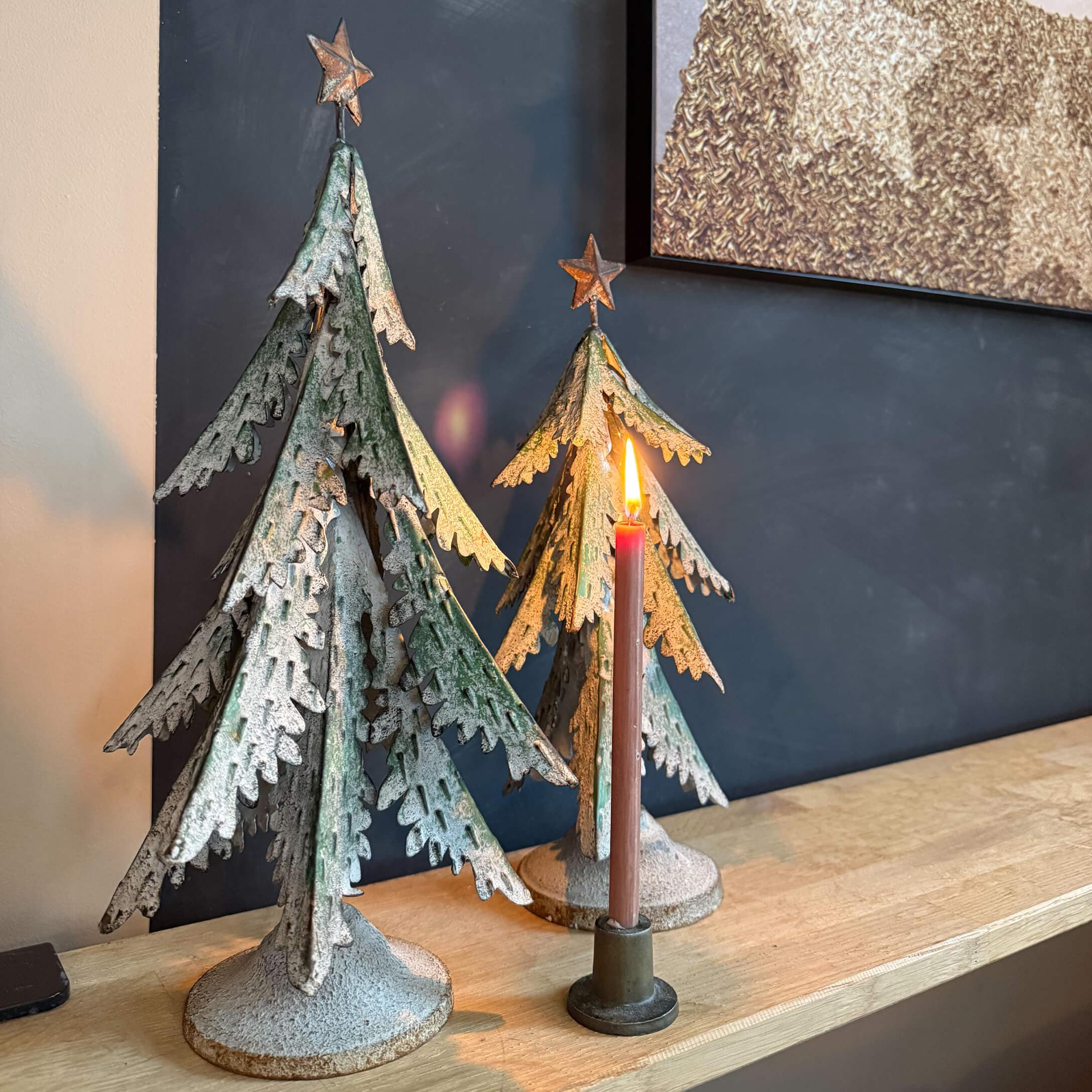 Decorazioni natalizie in metallo stile industriale con effetto verde e bianco su mensola in legno