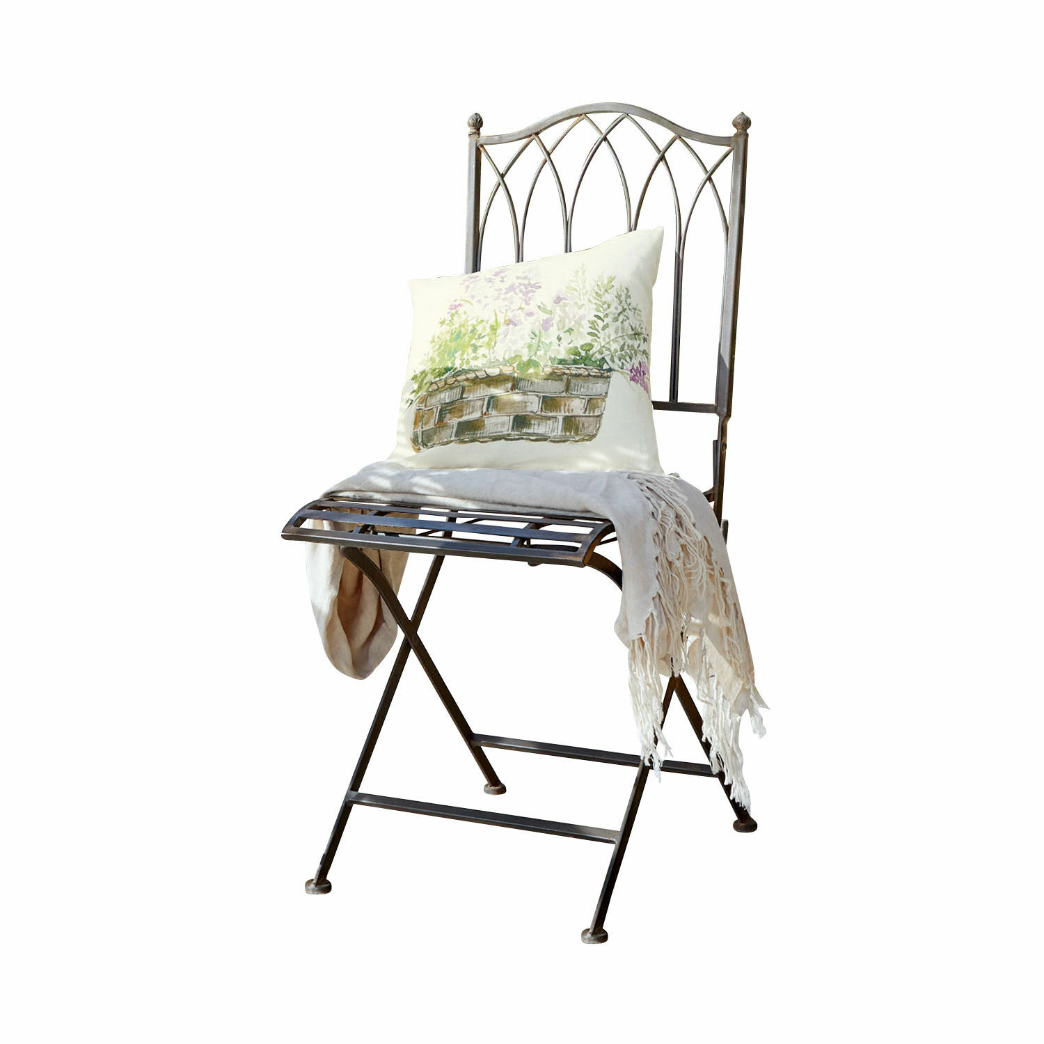 Sedia Brignoles Sedia in metallo con schienale decorativo, cuscino chiaro stampato e plaid crema con frange