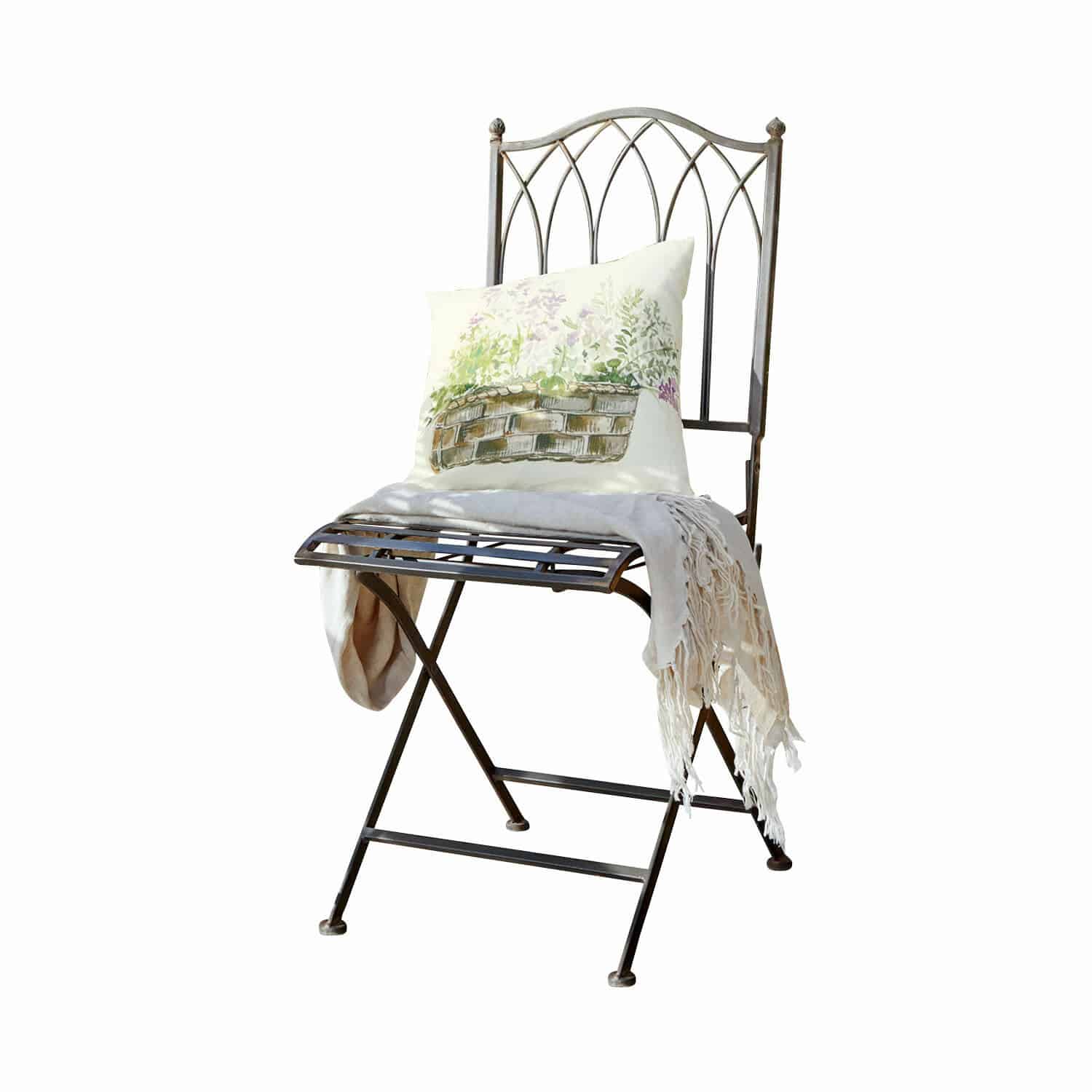 Sedia Brignoles Sedia in metallo con schienale decorativo, cuscino chiaro stampato e plaid crema con frange