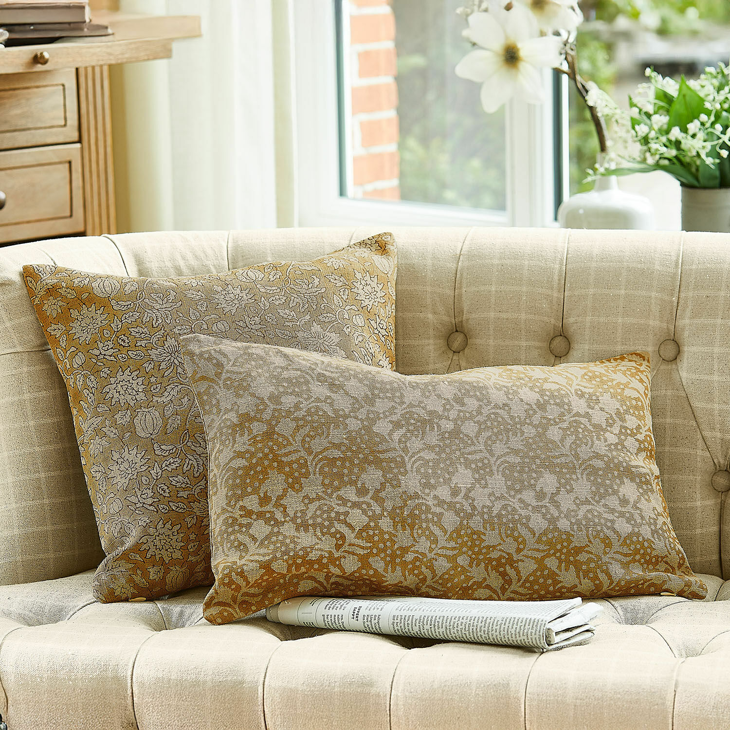 Coppia di copricuscini Nalefor Due cuscini decorativi in cotone beige e marrone con motivo su divano chiaro in soggiorno