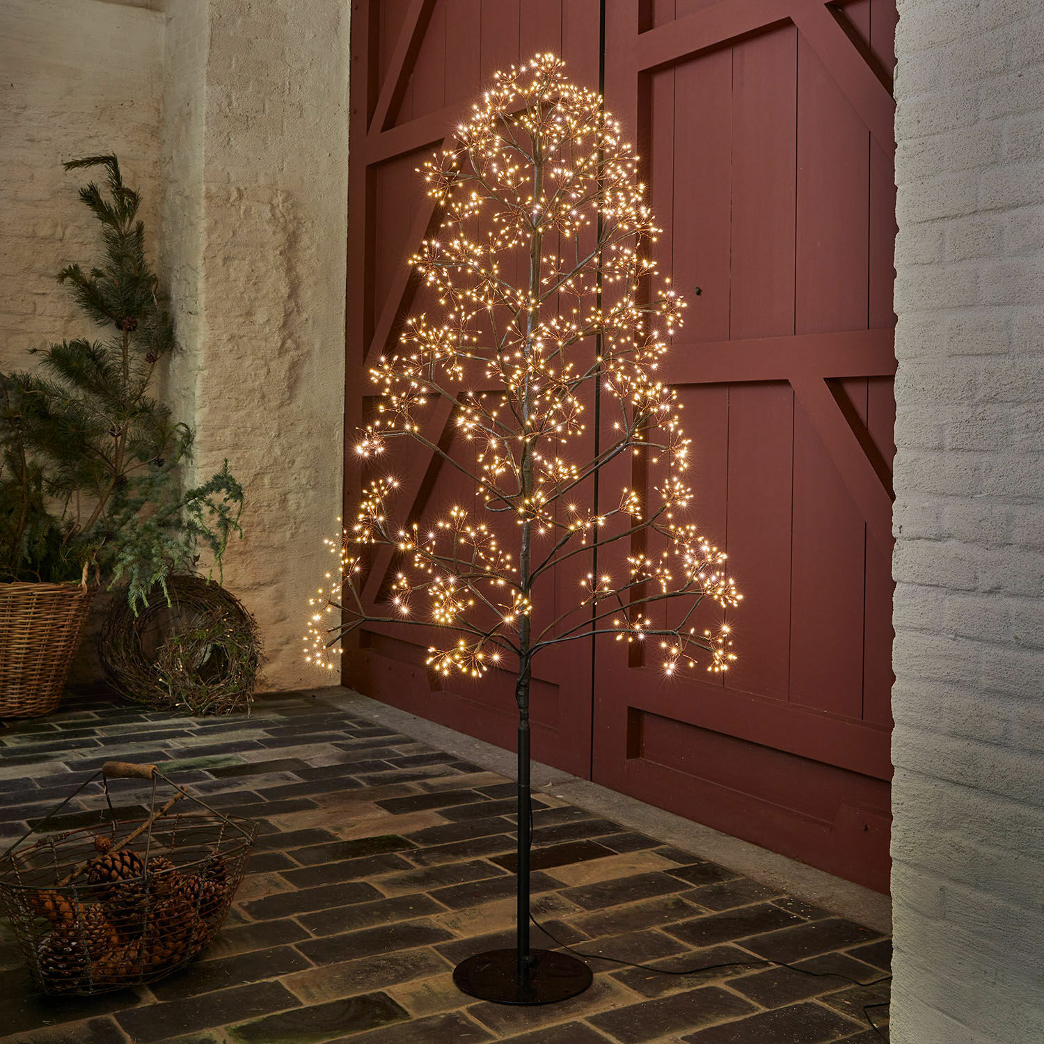 Albero a LED Brúnvek Albero decorativo LED con base in metallo nero e luce calda per interni e giardini