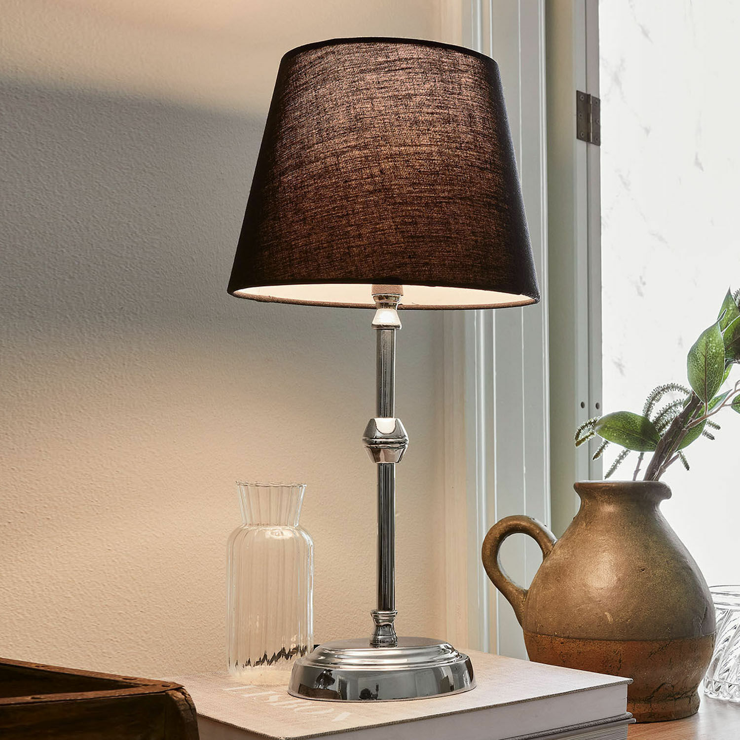 Lampada da tavolo Luceau Lampada da tavolo elegante con base in metallo e paralume nero su scrivania con decorazioni