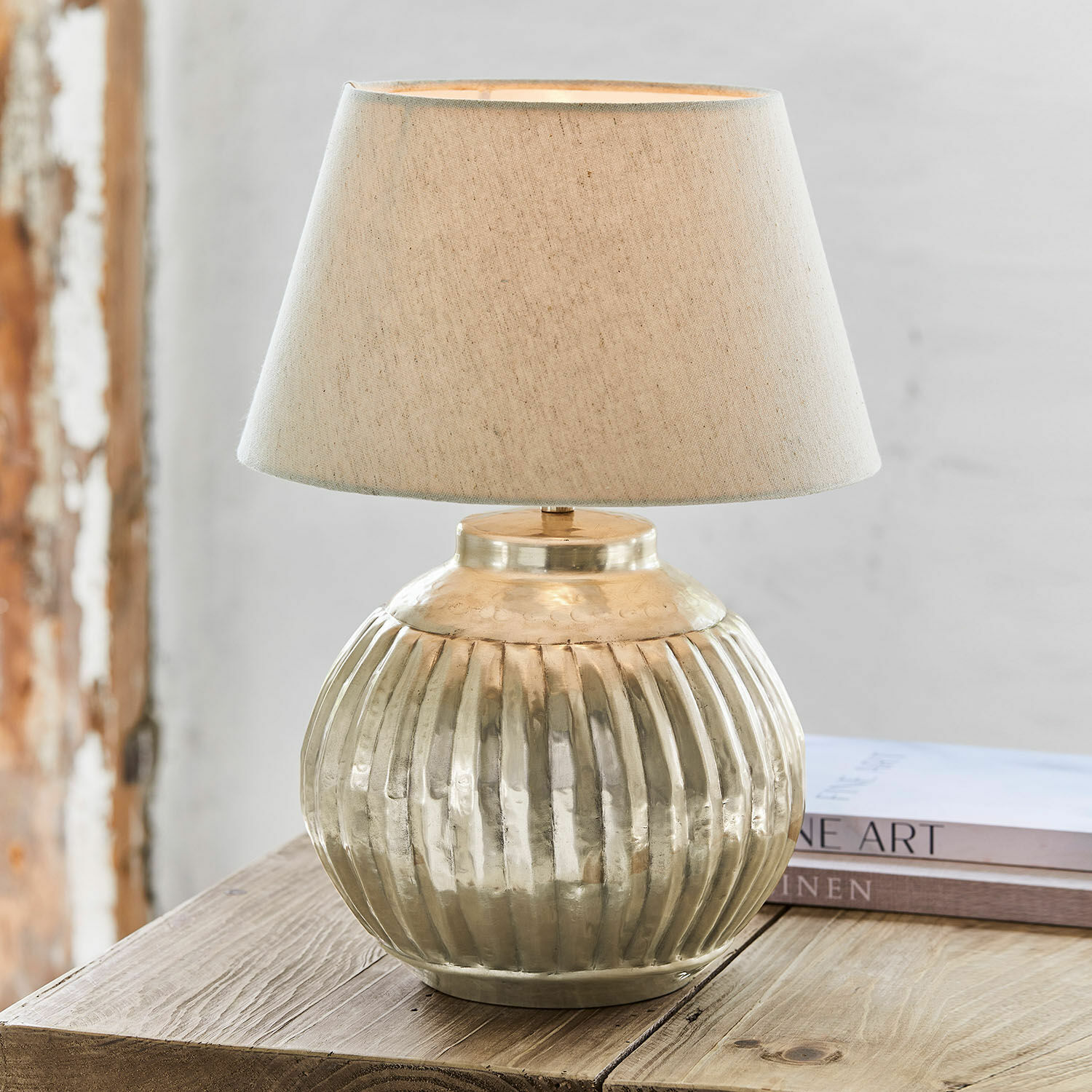 Lampada da tavolo Lillemor Lampada da tavolo in ottone con paralume beige su tavolo in legno, decorazione d'interni