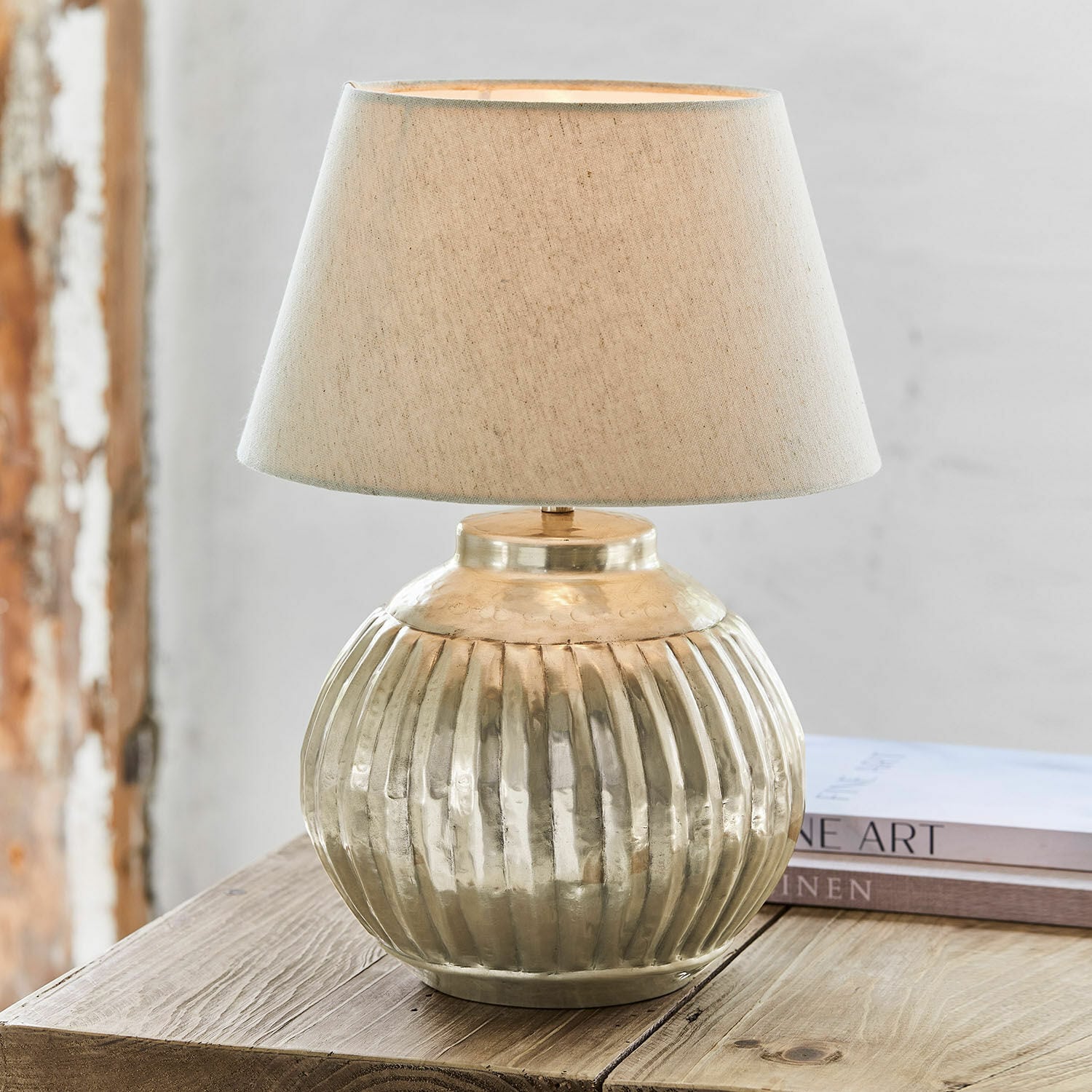 Lampada da tavolo Lillemor Lampada da tavolo in ottone con paralume beige su tavolo in legno, decorazione d'interni