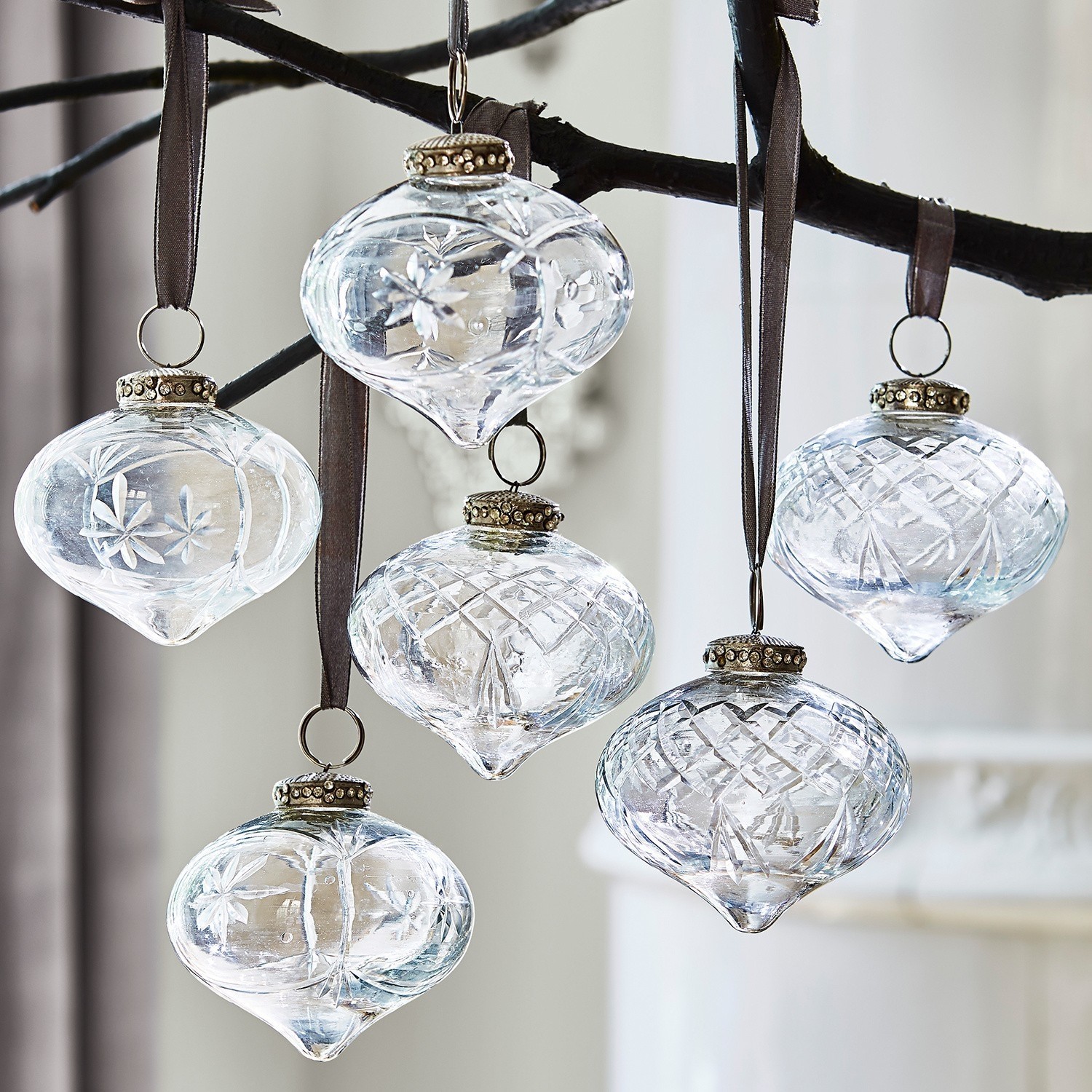 Set di 6 decorazioni natalizie Cheshire Set di sei decorazioni in vetro trasparente con motivi incisi e nastri marroni per appendere