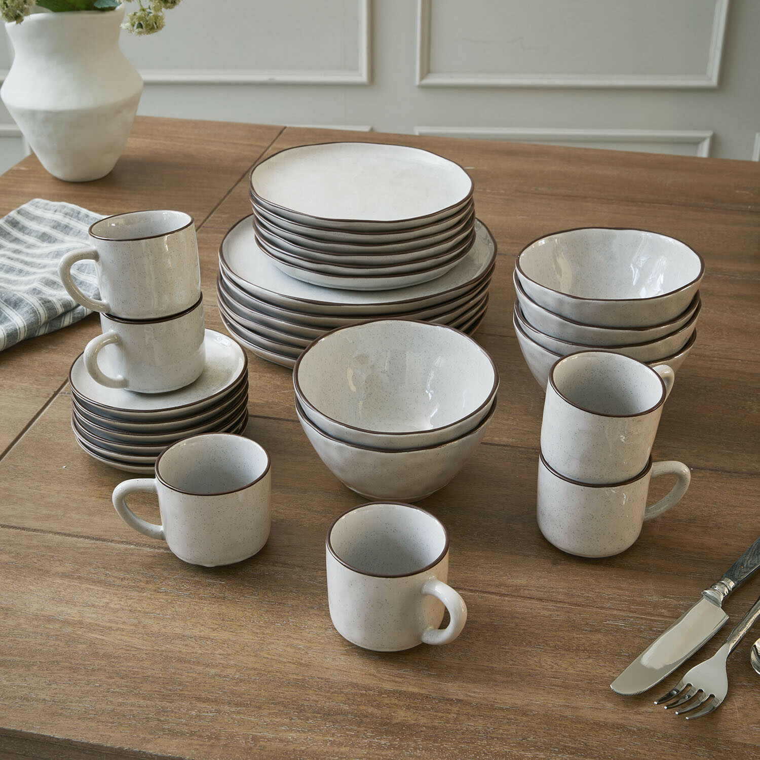 Set di 30 stoviglie Biarré Set di stoviglie in ceramica bianca con bordo marrone su tavolo in legno, piatti e tazze