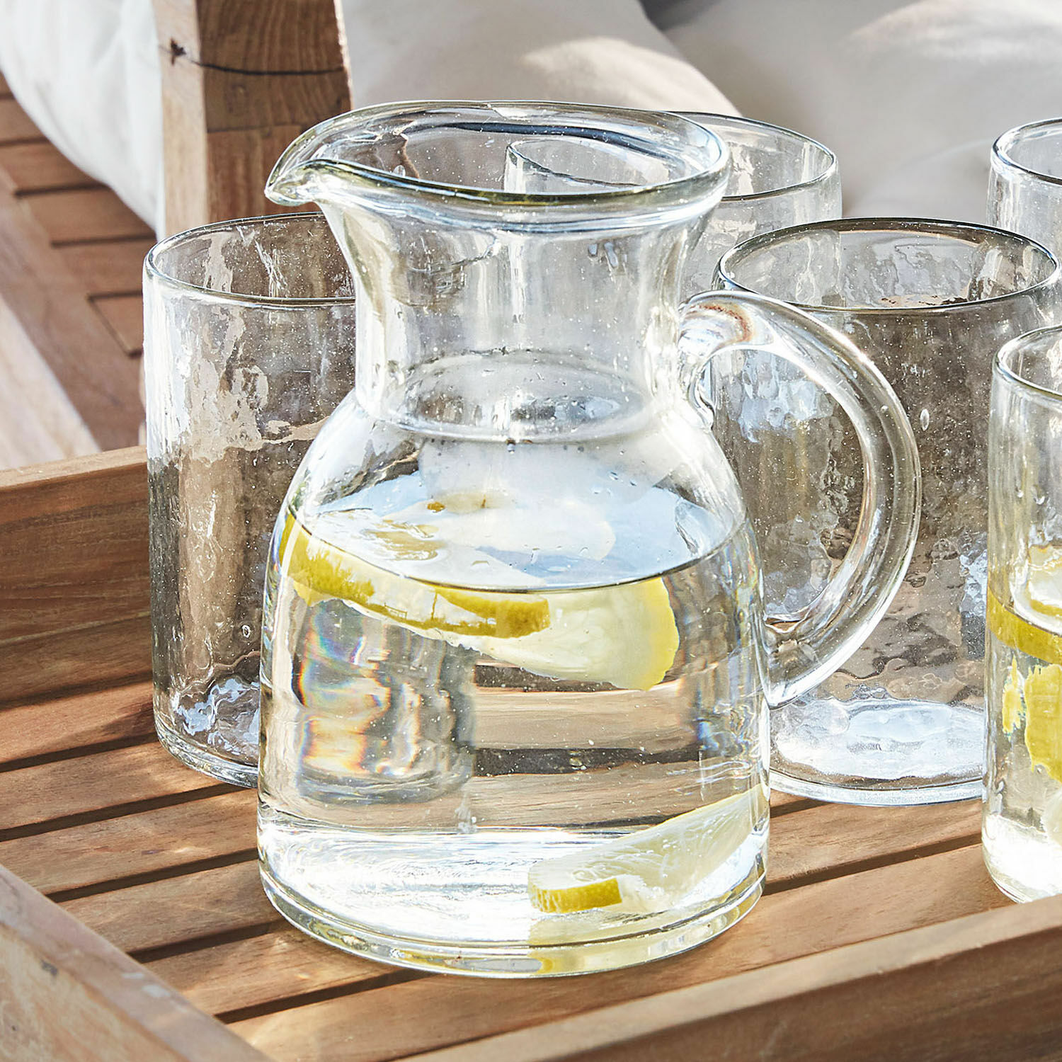 Caraffa Clarksville Caraffa di vetro con manico e fette di limone su vassoio in legno per servire bevande