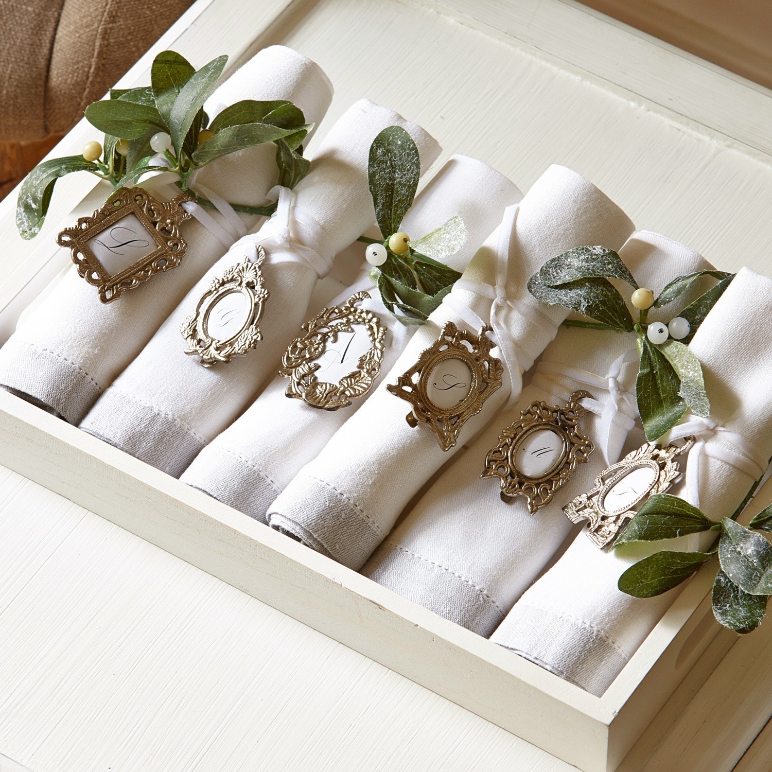 Set di 6 cornici Maidallion Set di tovaglioli in lino bianco con anelli decorativi in metallo e foglie verdi per tavola