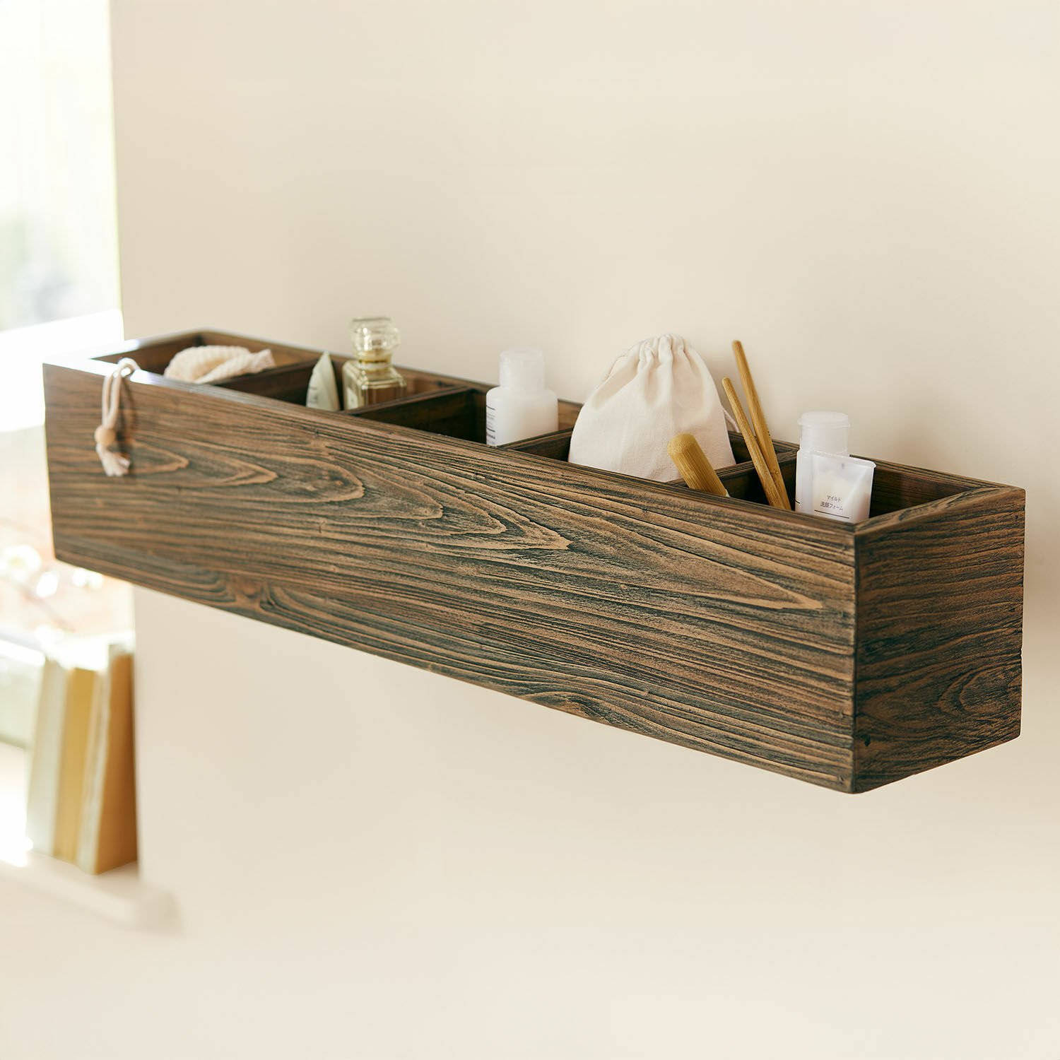 Scaffale da parete Katelac Mensola da parete in legno scuro con scomparti per cosmetici e accessori da bagno