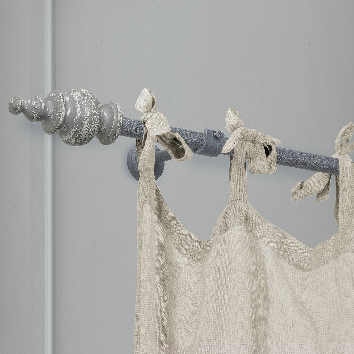 Asta per tende Shana Bastone per tende in metallo grigio con terminale decorativo e tenda in lino beige naturale
