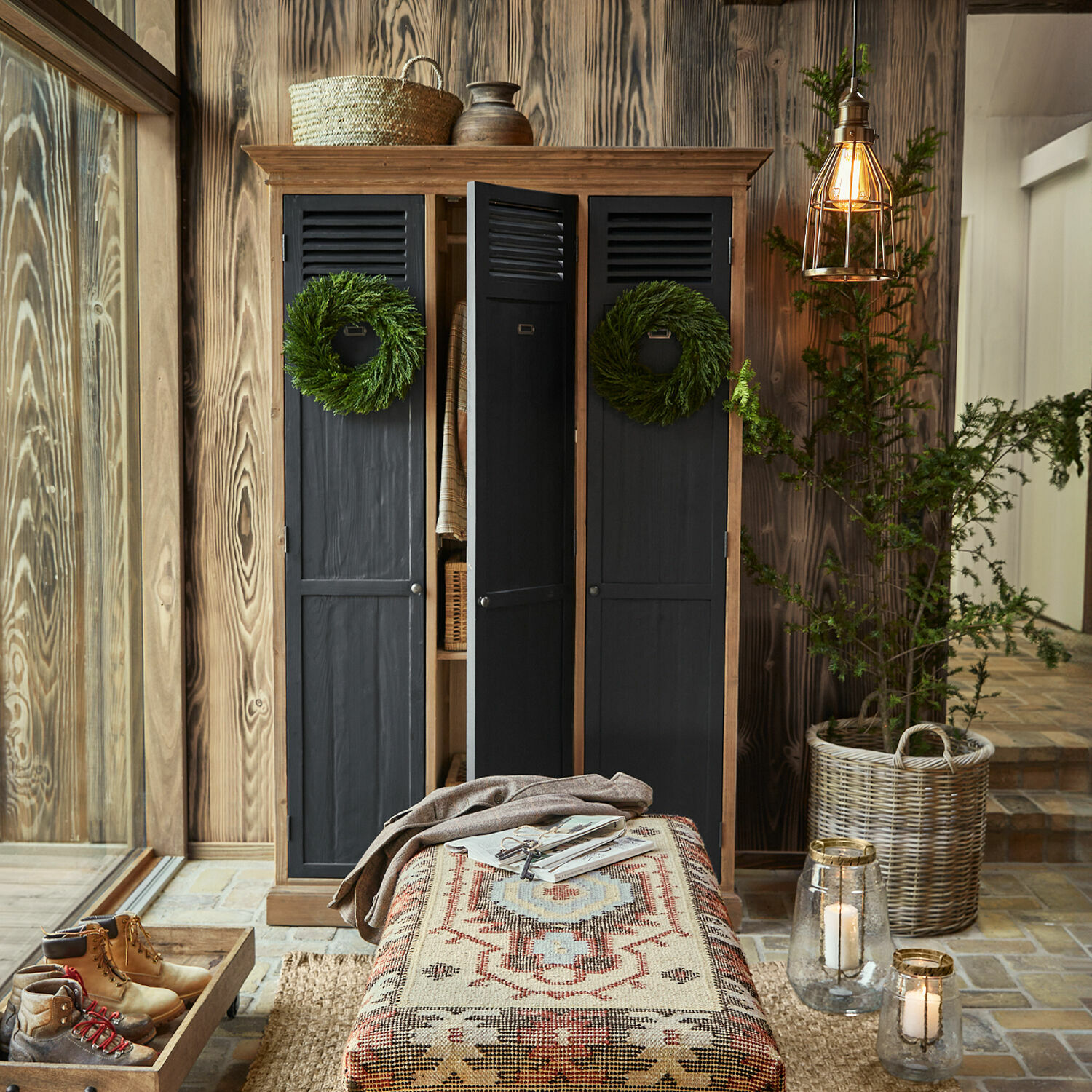 Armadio Hillcroft Armadio in legno nero a tre ante con corone verdi e panca decorata in interno accogliente con materiali naturali