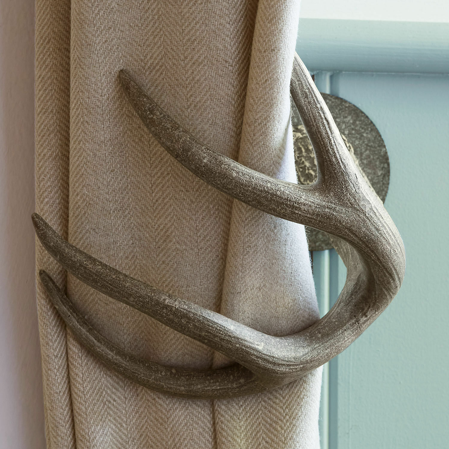 Coppia di fermatende Soreva Supporto per tende a forma di corna grigie su tessuto beige, accessorio decorativo per interni