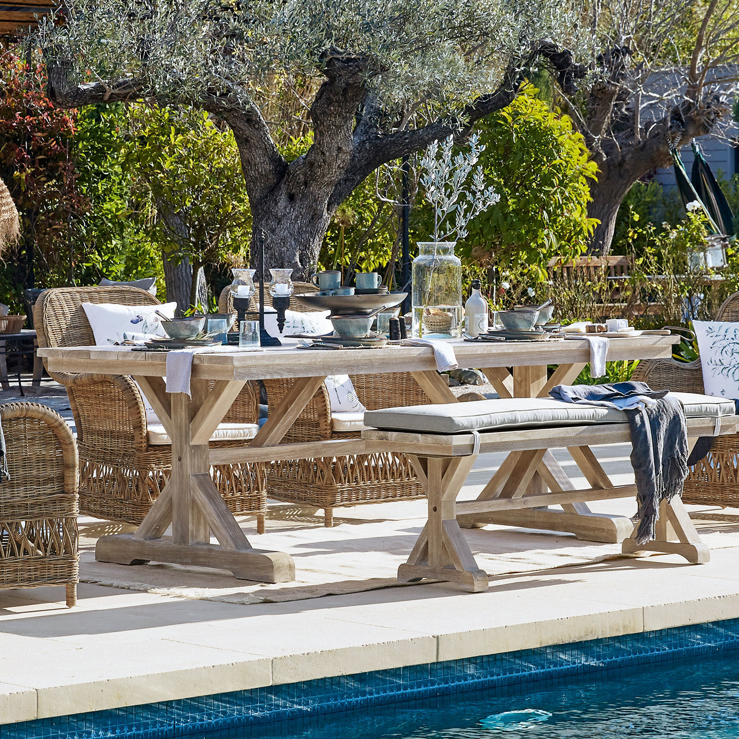Tavolo FSC®-100% Graslin Tavolo da giardino in legno chiaro con sedie in vimini vicino alla piscina in ambiente naturale
