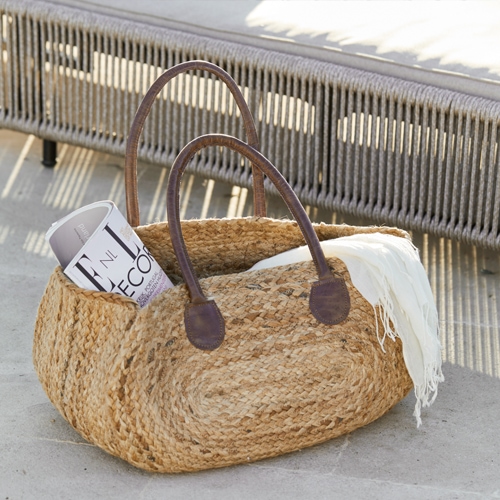 Grande cesta in erba marina con manici in pelle marrone, ideale per riporre in casa