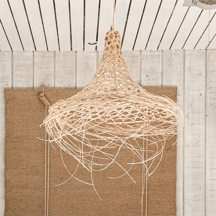 Lampada a sospensione in rattan chiaro intrecciato con design organico per decorazione naturale
