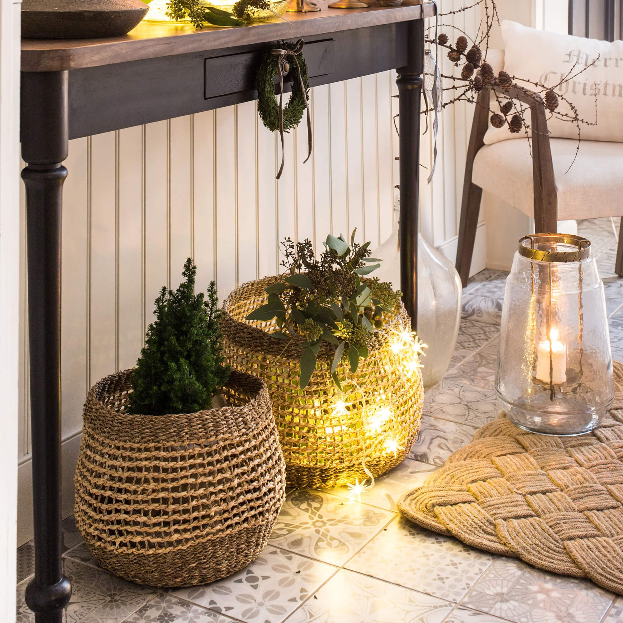 Cesti decorativi in materiale naturale con piante verdi e luci LED sul pavimento del soggiorno