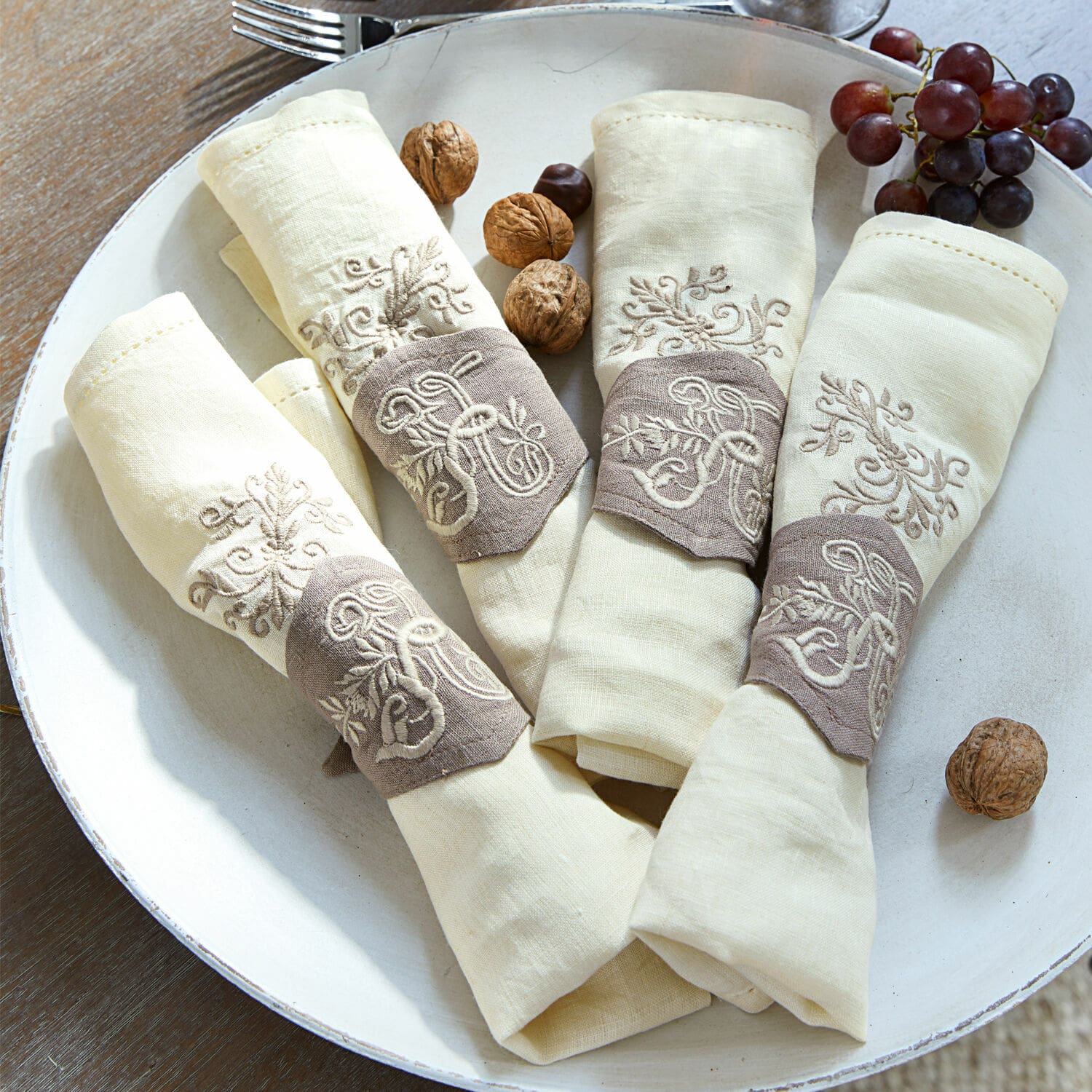 Set di 4 tovaglioli Claudine Set di tovaglioli in lino crema con anelli ricamati marroni per tavola