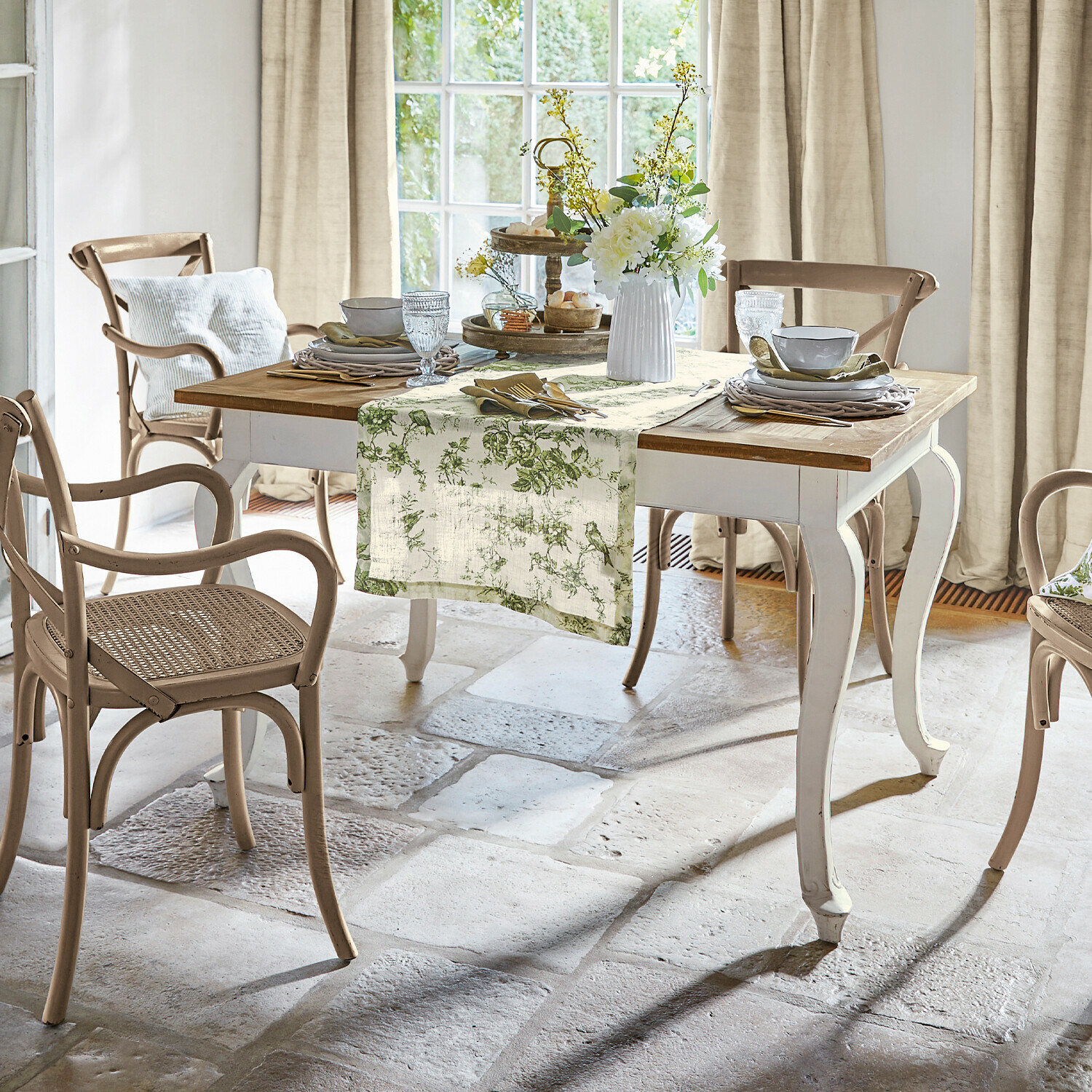 Tavolo Plaish Sala da pranzo con tavolo in legno bianco e naturale e sedie in rattan beige in stile rustico