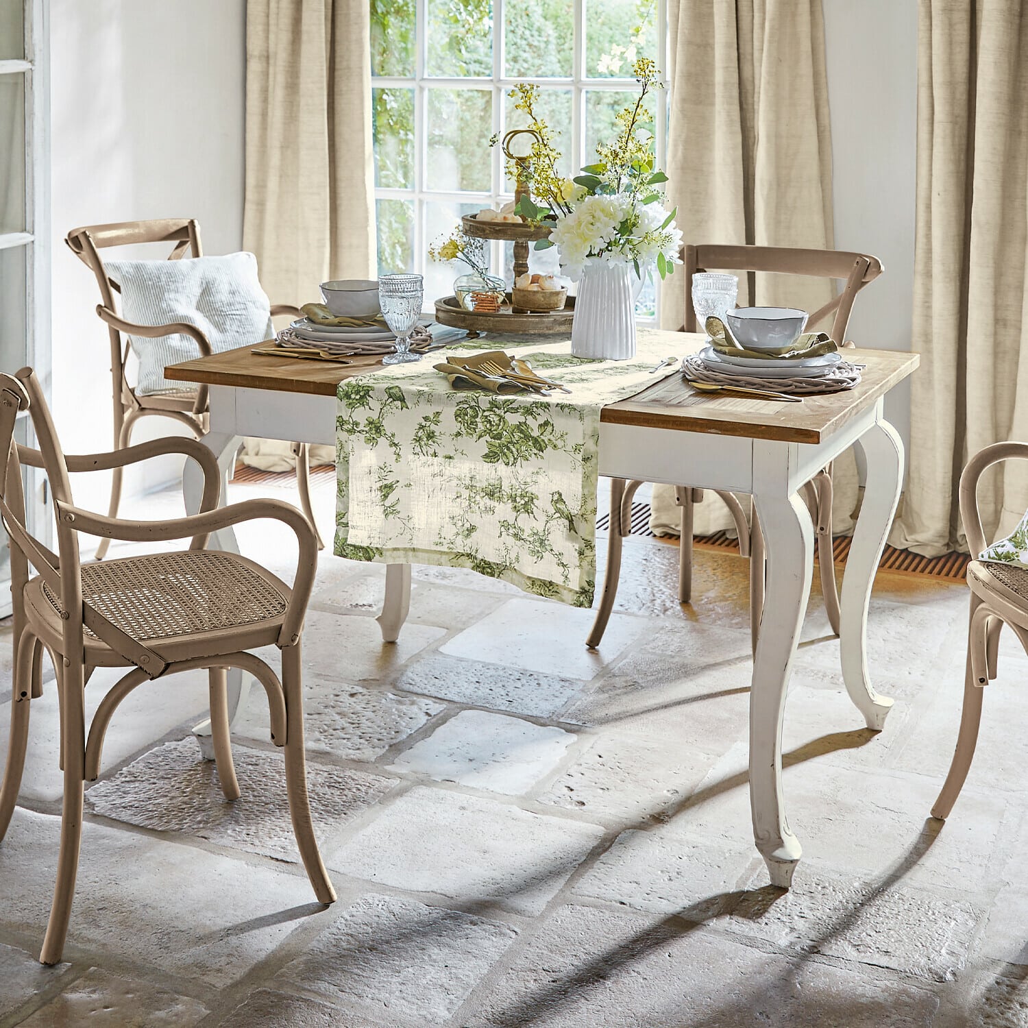 Tavolo Plaish Sala da pranzo con tavolo in legno bianco e naturale e sedie in rattan beige in stile rustico