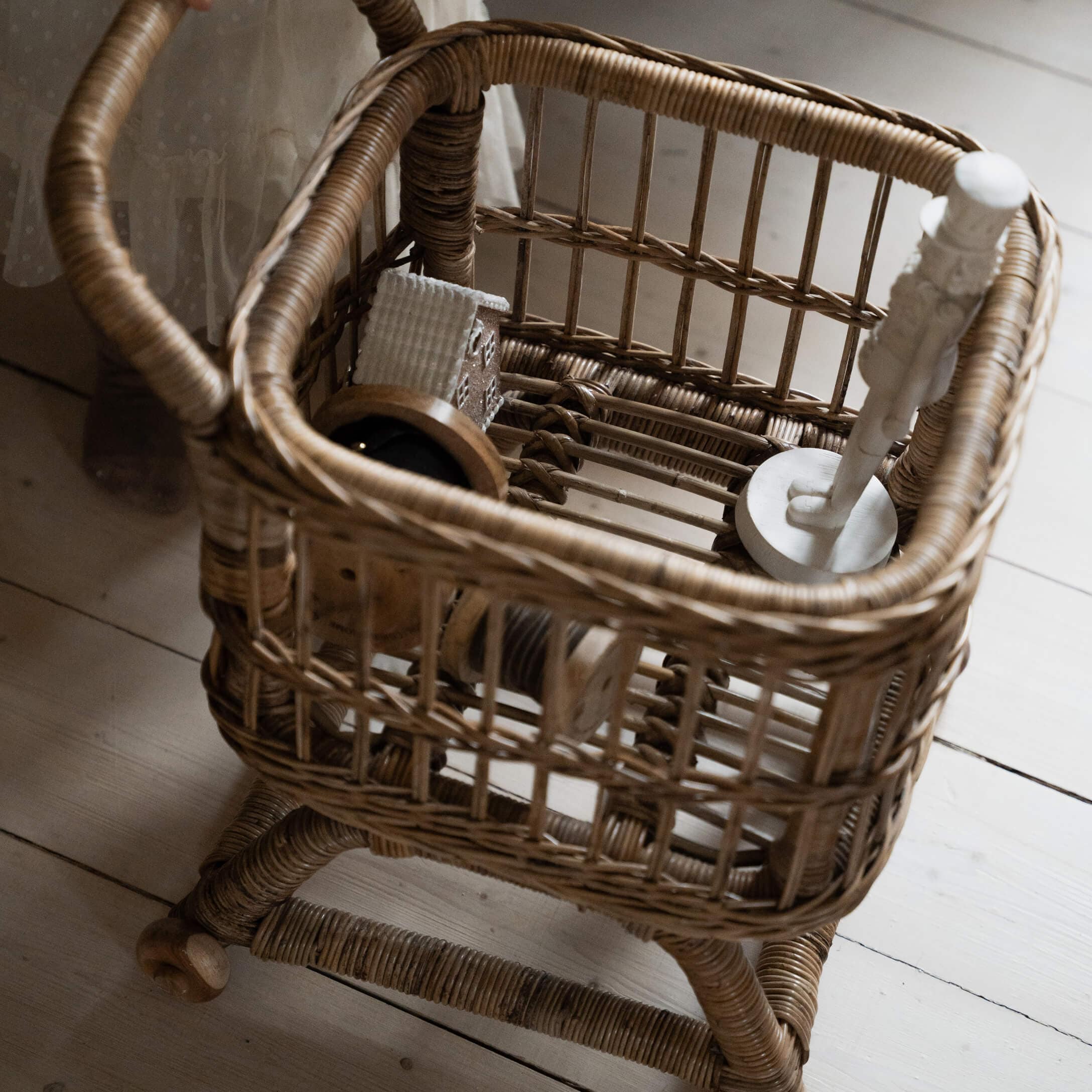Cesto in rattan naturale con manico e ruote, elemento decorativo per interni accoglienti