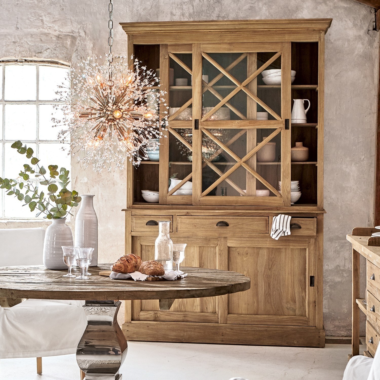 Credenza Kanabec Vetrina in legno naturale con ante scorrevoli in vetro e cassetti, mobile rustico per soggiorno