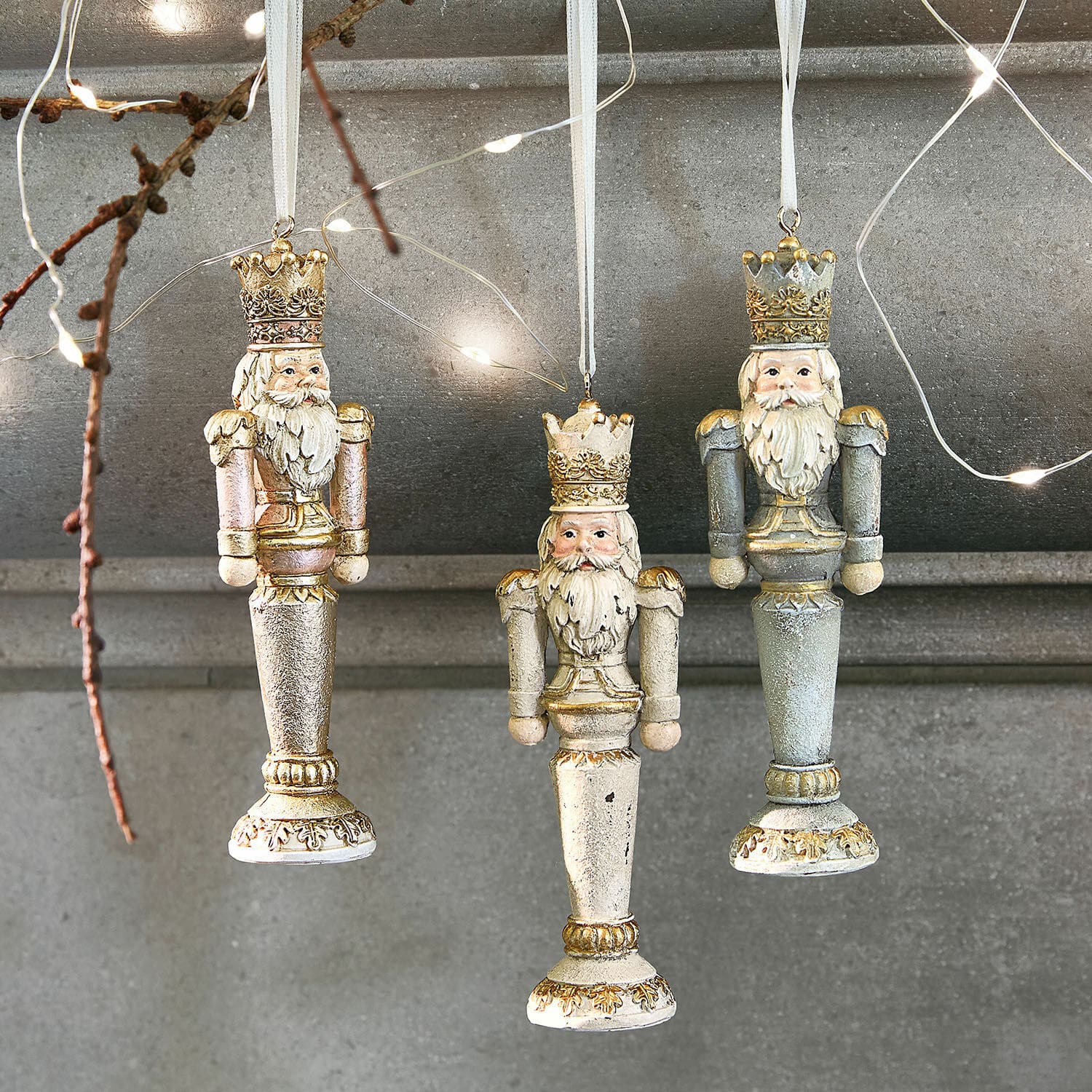 Set di 3 decorazioni da appendere Niquel Set di tre decorazioni schiaccianoci in colori pastello con dettagli dorati per Natale