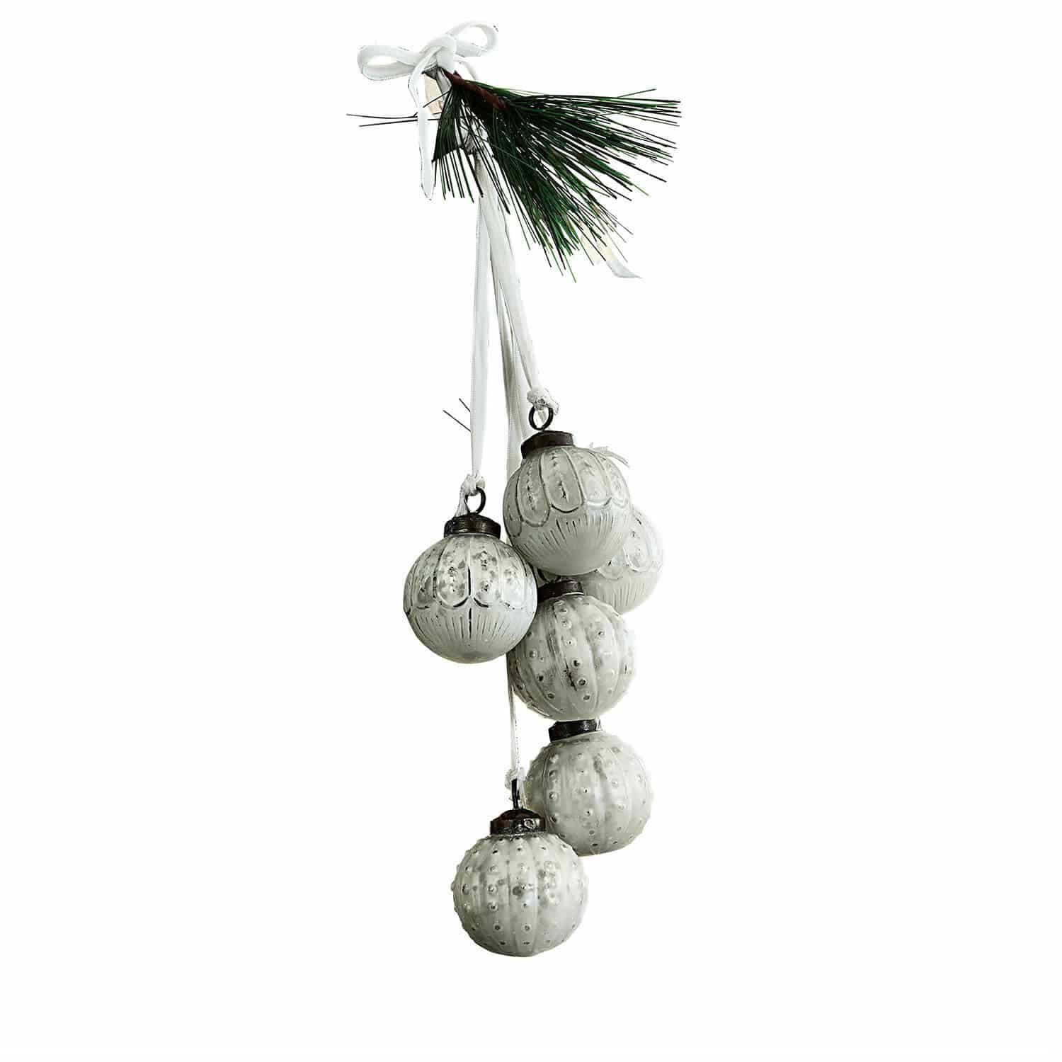 Set di 6 decorazioni natalizie Tara Set di palline di Natale bianche in vetro con rami verdi e nastro per appendere