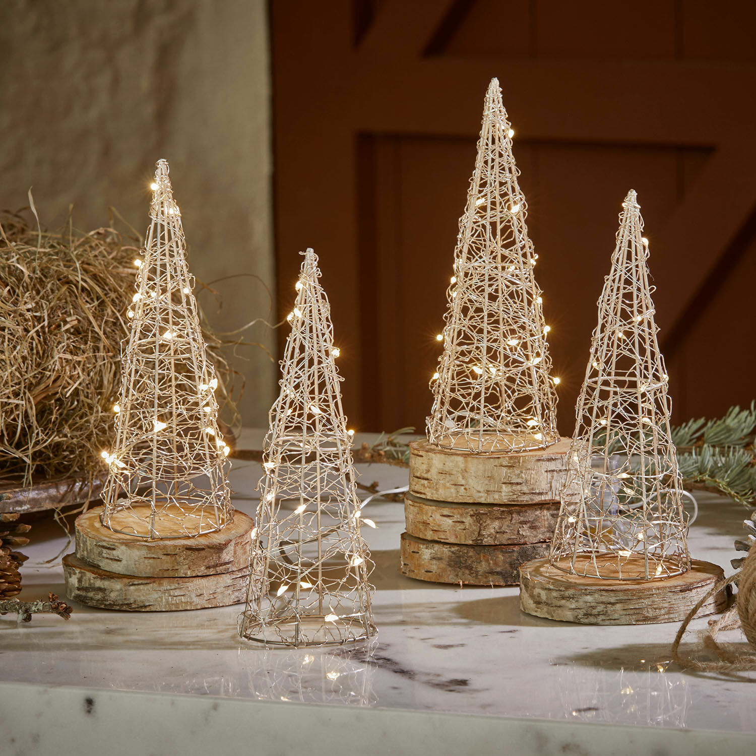 Coni decorativi in filo metallico con luci LED calde su basi in legno, decorazione natalizia da tavolo