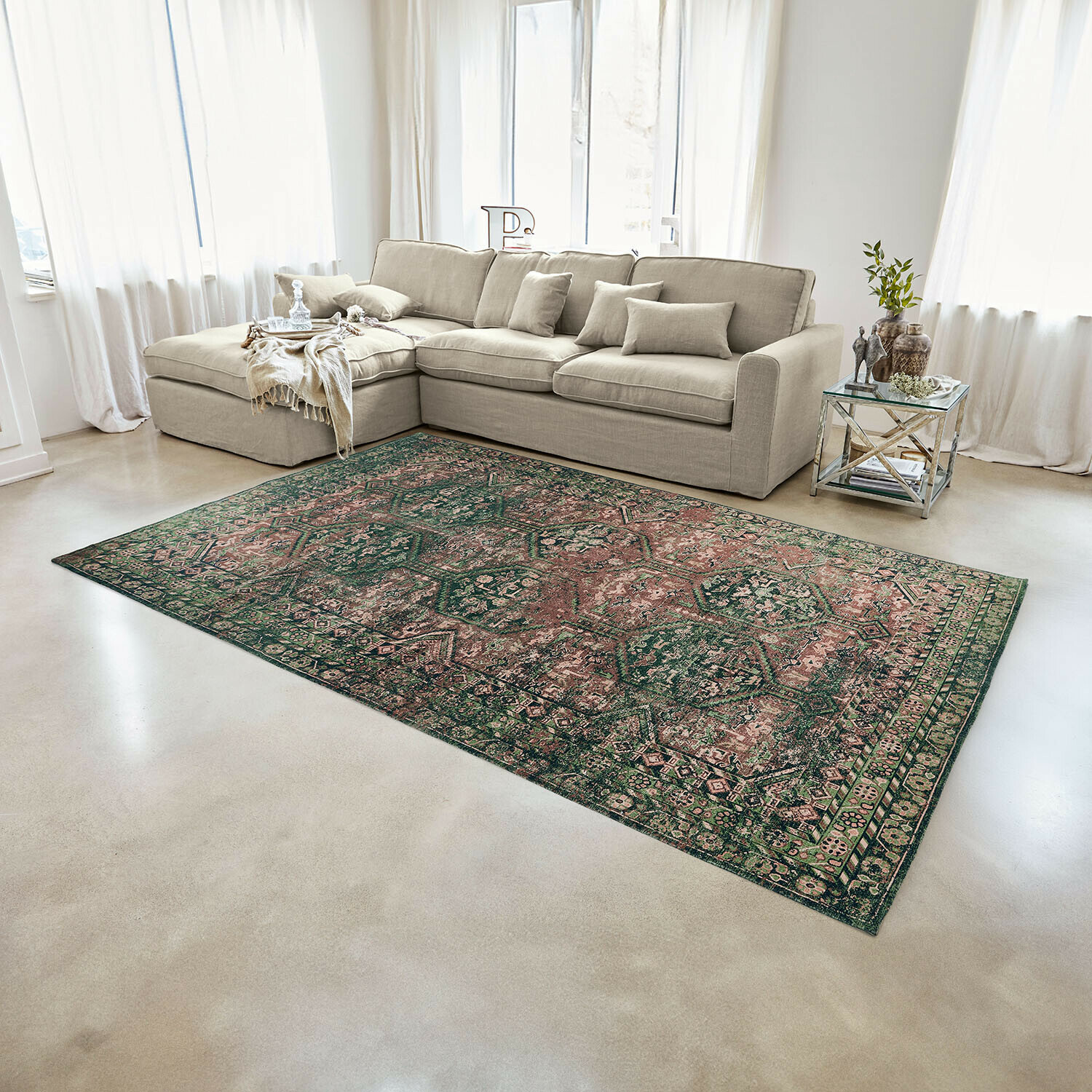 Tappeto Incantaro Tappeto orientale verde e rosa su pavimento chiaro in soggiorno moderno con divano beige