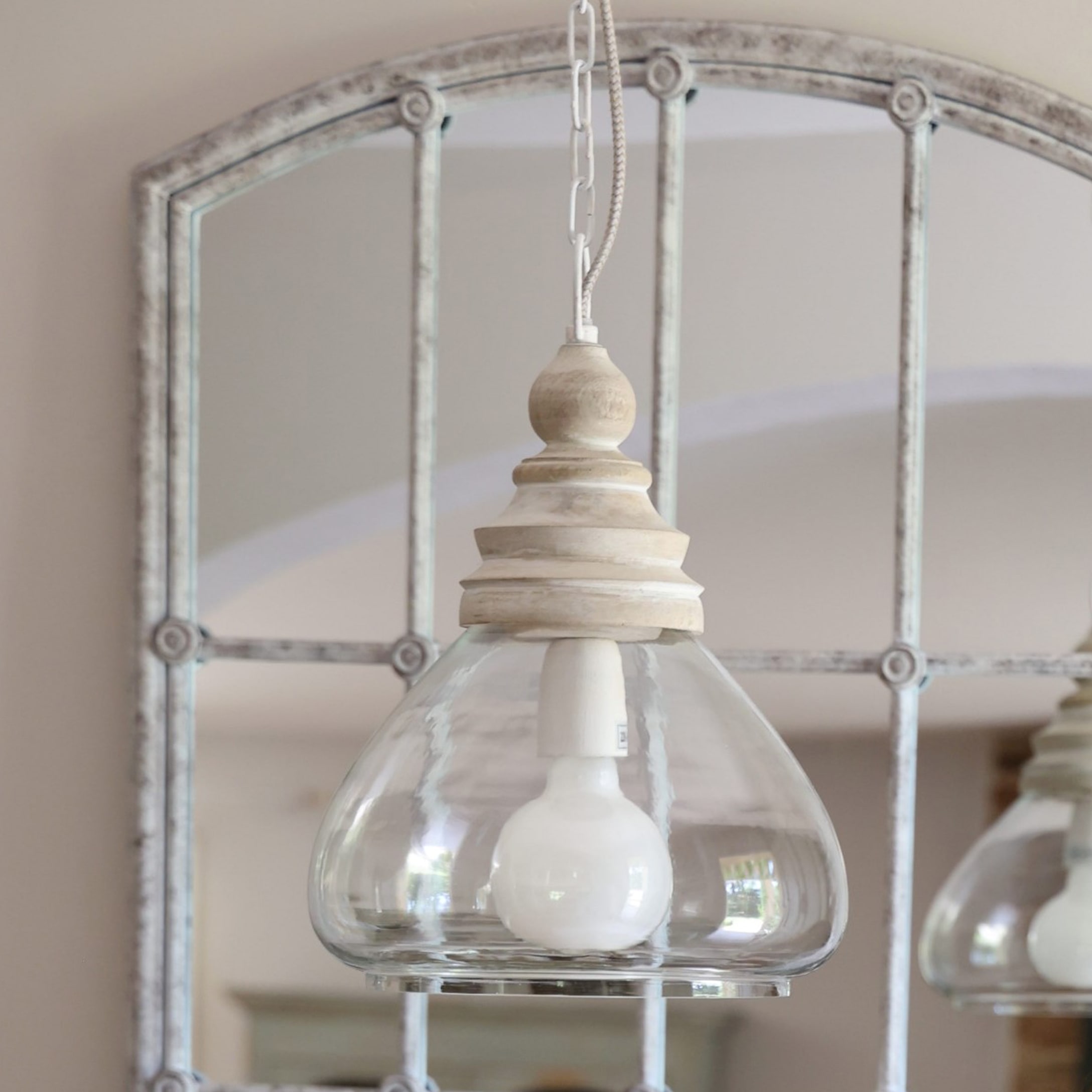 Lampada a sospensione in vetro con dettaglio in legno beige, stile rustico, illuminazione decorativa
