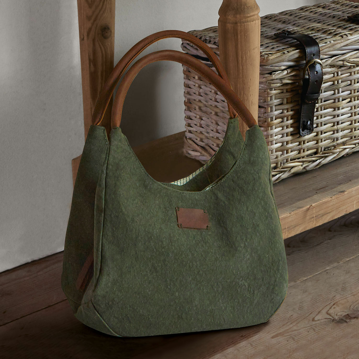 Borsa Lucie Borsa verde in feltro con manici in pelle marrone su tavolo di legno, borsa per la spesa