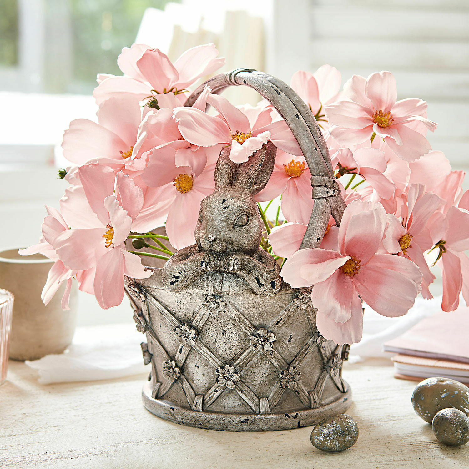 Portavaso Virginie Cestino decorativo in resina grigia con motivo coniglio e fiori rosa per decorazione primaverile