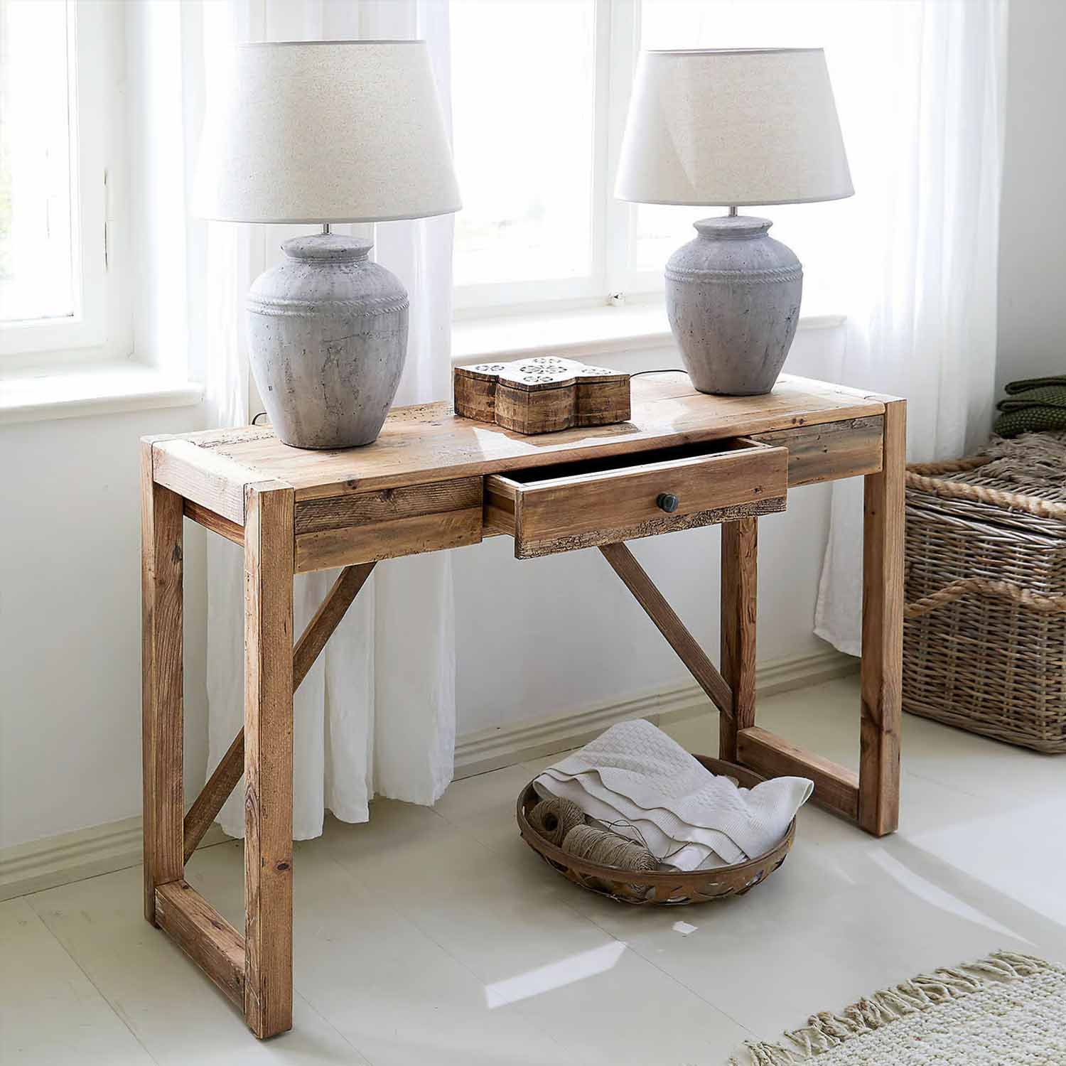 Scrivania rustica in legno con cassetto e due lampade in ceramica grigia in stanza luminosa